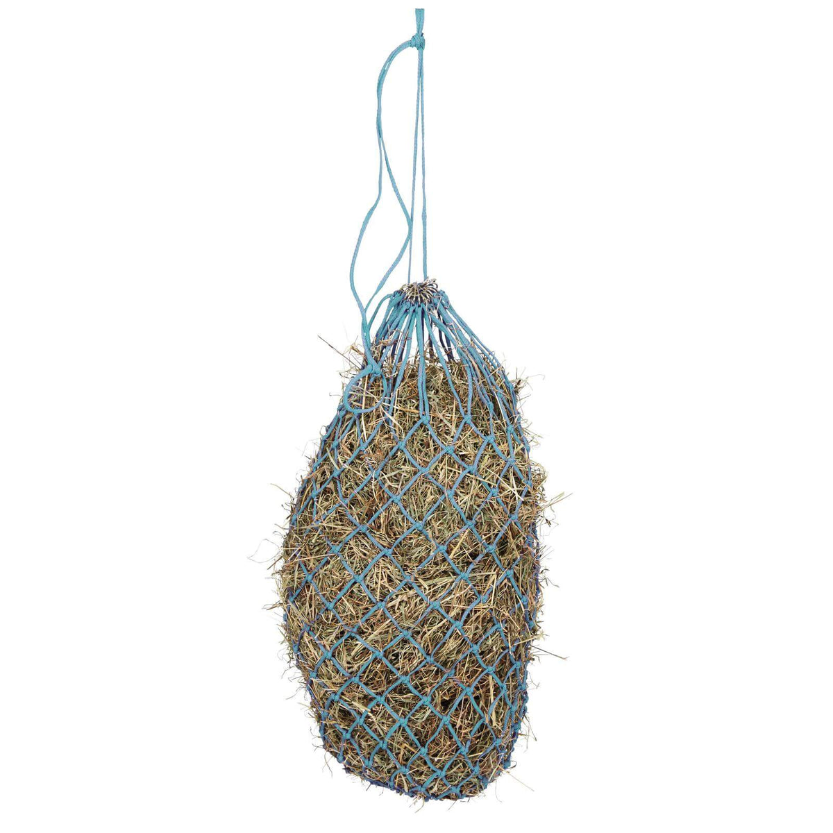 Heutnetz engmaschig, Azurblau, gefüllt mit Heu auf weißem Hintergrund.