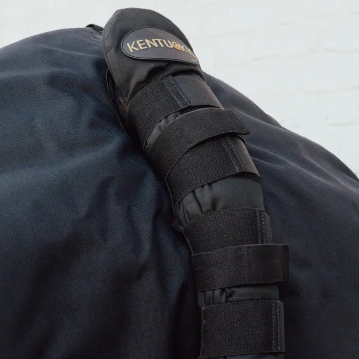 Kentucky Horsewear Hinterhandschutz Quarter Guard Transportschutz für Hinterhand, Schwarz, Detailaufnahme am Pferd.