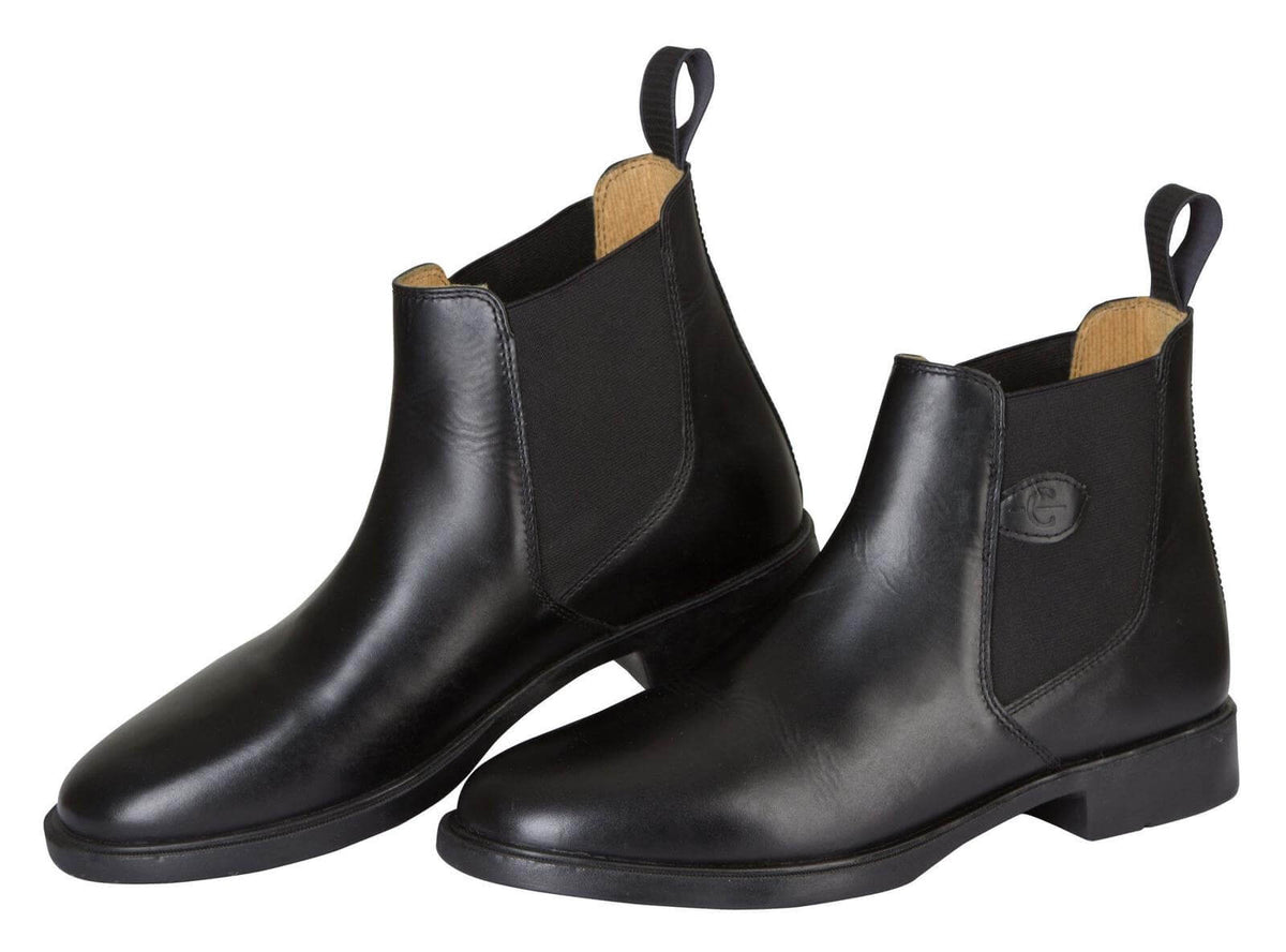 Covalliero Reitstiefelette Classic Lederstiefelette, Schwarz, Paar Produkt allein auf weißem Hintergrund.