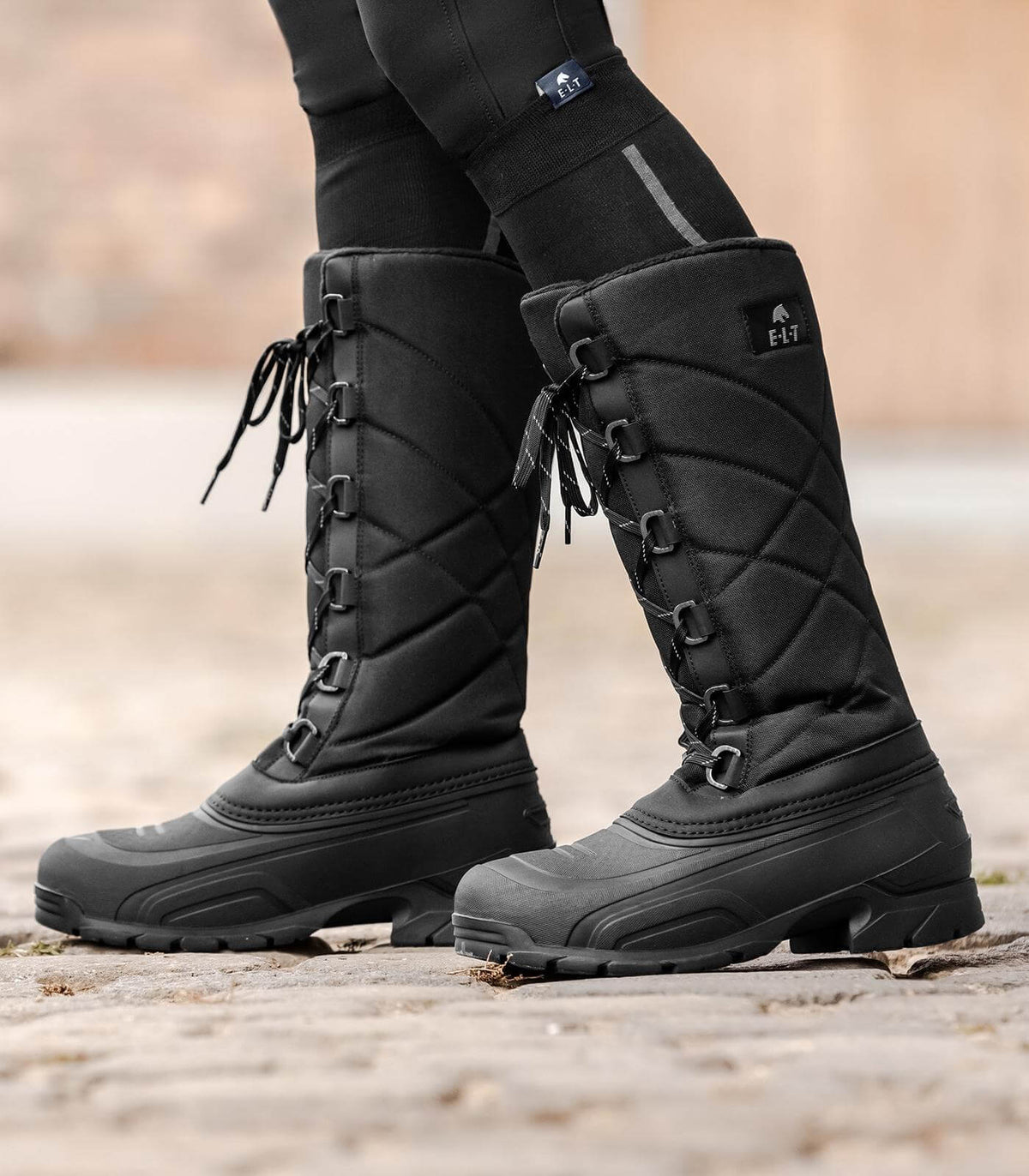 E.L.T Thermostiefel Cleveland, Schwarz, an einer Person getragen.