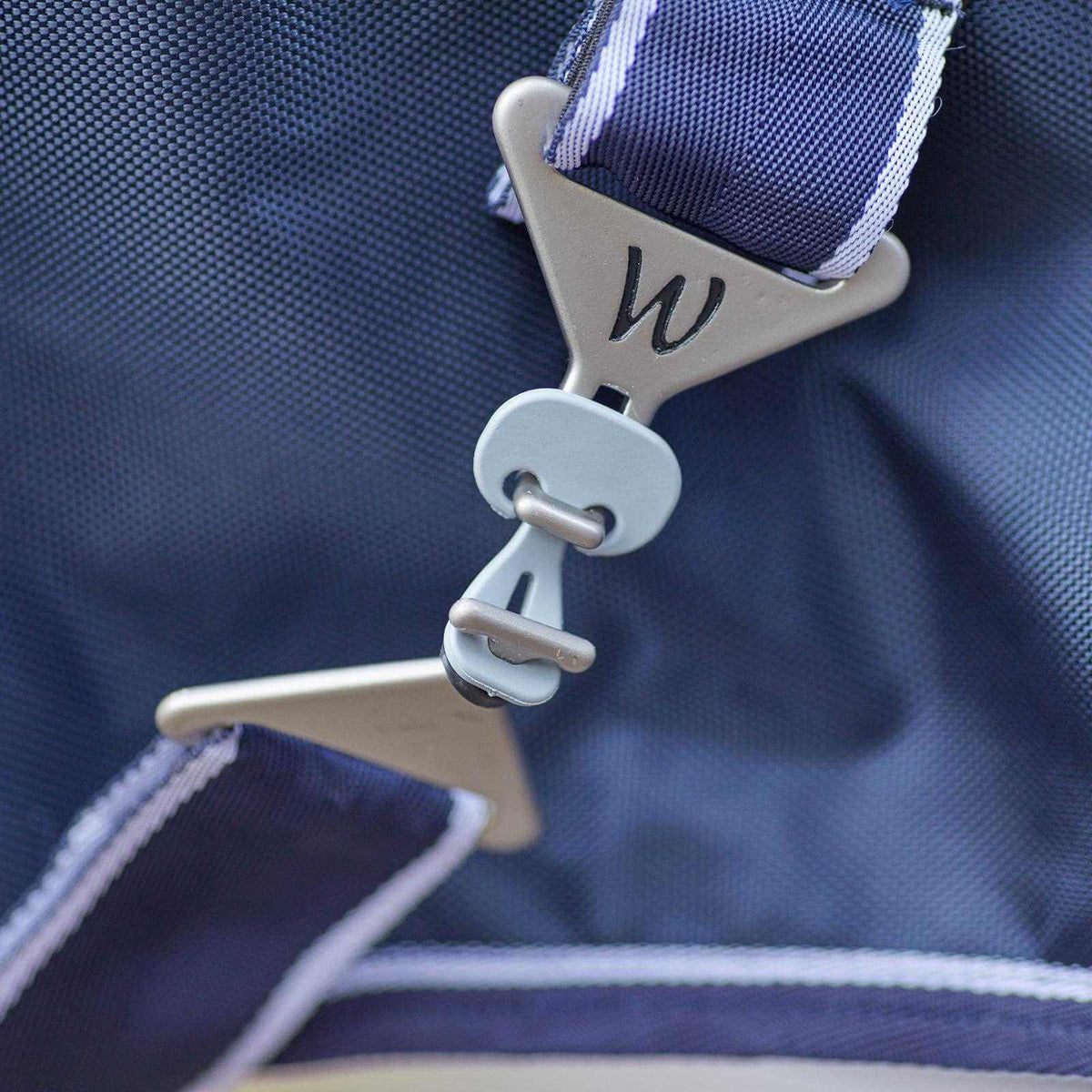 Waldhausen Safe-Gum 6er Set für T-Verschlüsse Soll-Bruch-Gummis für Deckenverschlüsse, Detailaufnahme am T-Verschluss.