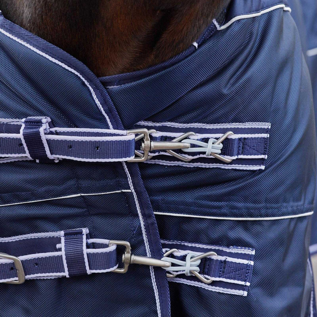 Waldhausen Safe-Gum 6er Set für Karabiner Soll-Bruch-Gummis für Deckenverschlüsse, Midsummer Blue, Detailaufnahme am Pferd.