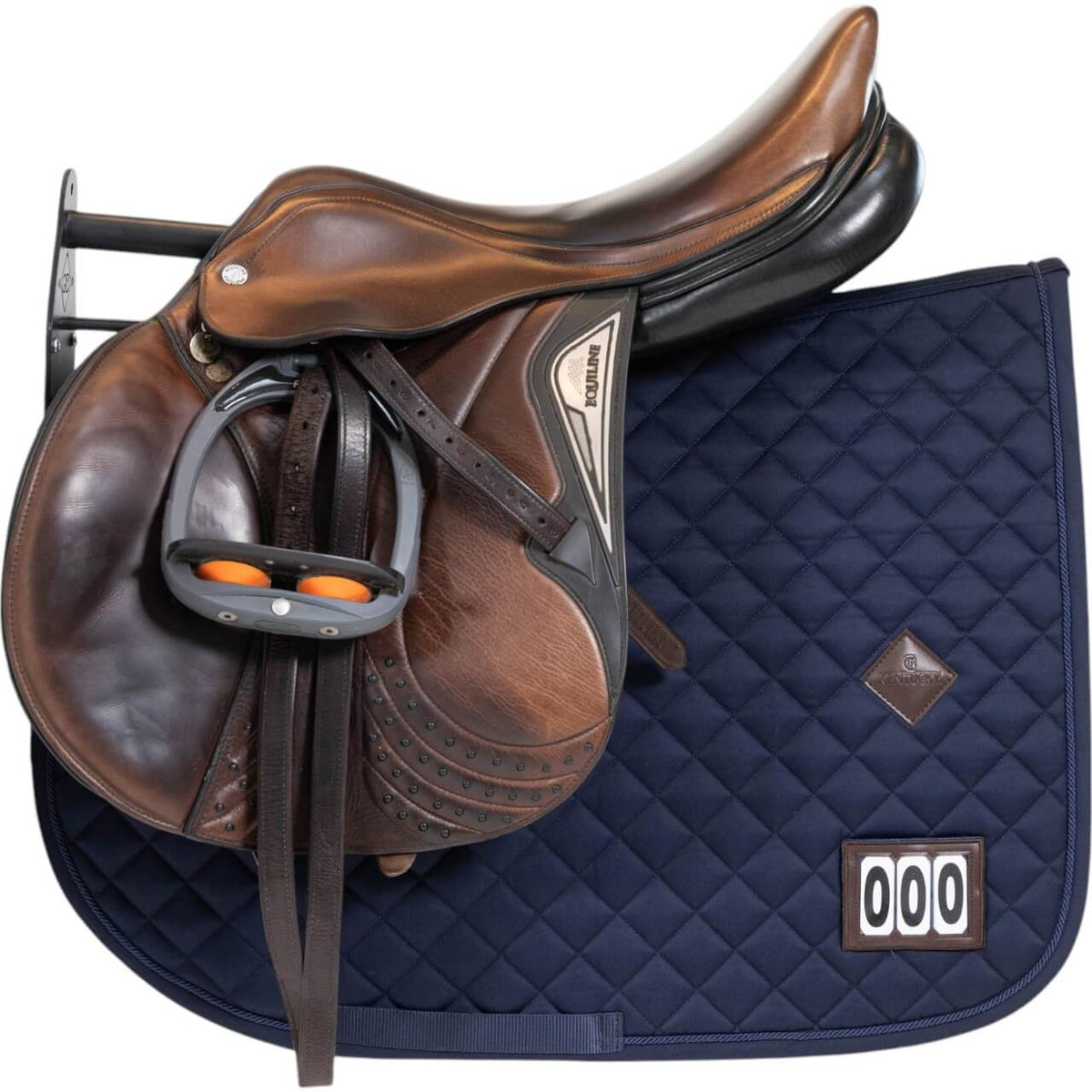 Grooming Deluxe Sattelhalter Metall mit Schabrackenhalter, marine, Sattel und Schabracke am Halter.