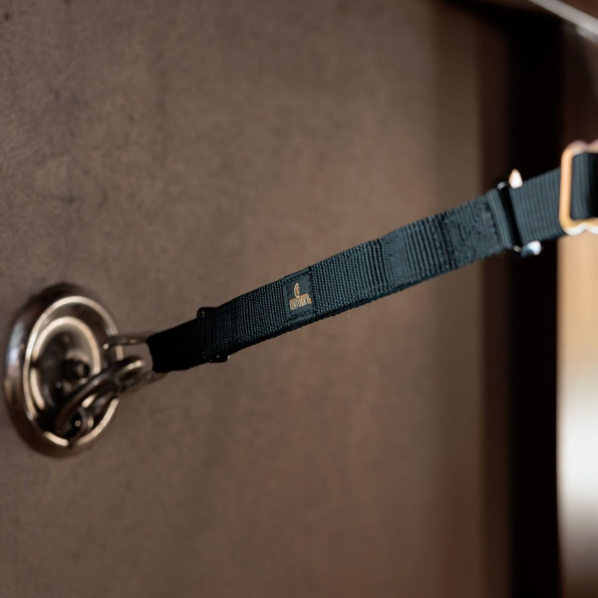 Kentucky Anbindestrick Safety Hängerstrick, Dunkelblau, Detailaufnahme am Anbindehalter.