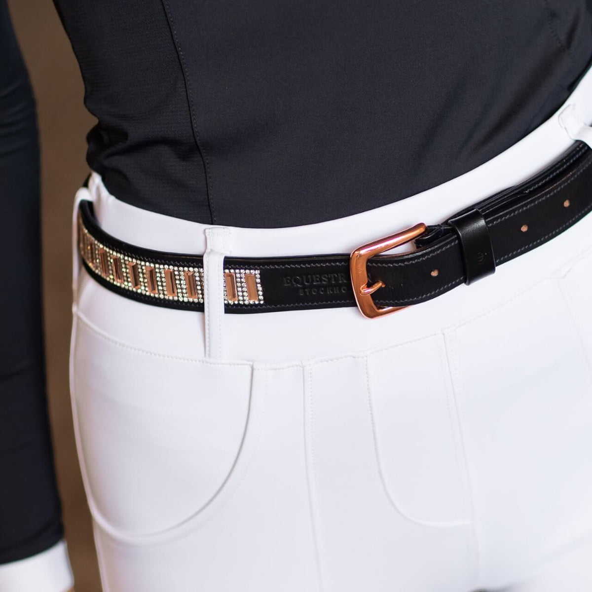 Gürtel Damen Belt Contest Dark Ocean, Reiterin trägt den Gürtel mit roségoldener Schnalle.