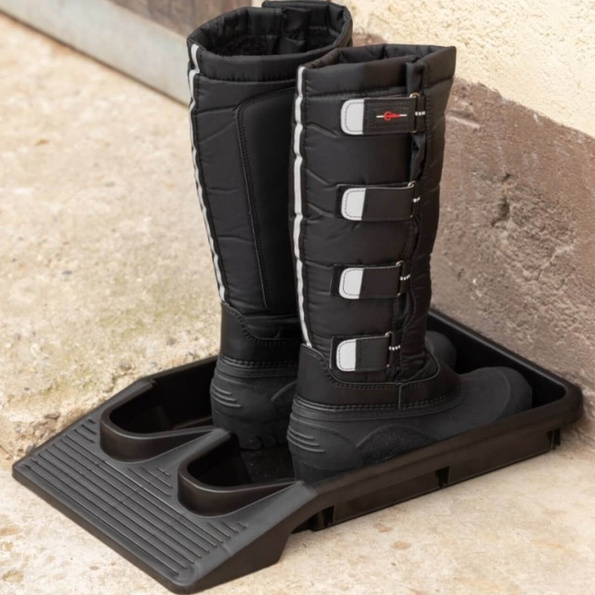 Kerbl Ausziehwanne für 1 Paar Schuhe/Stiefel EasyOut, Schwarz, Stiefel werden aus der Wanne gezogen.