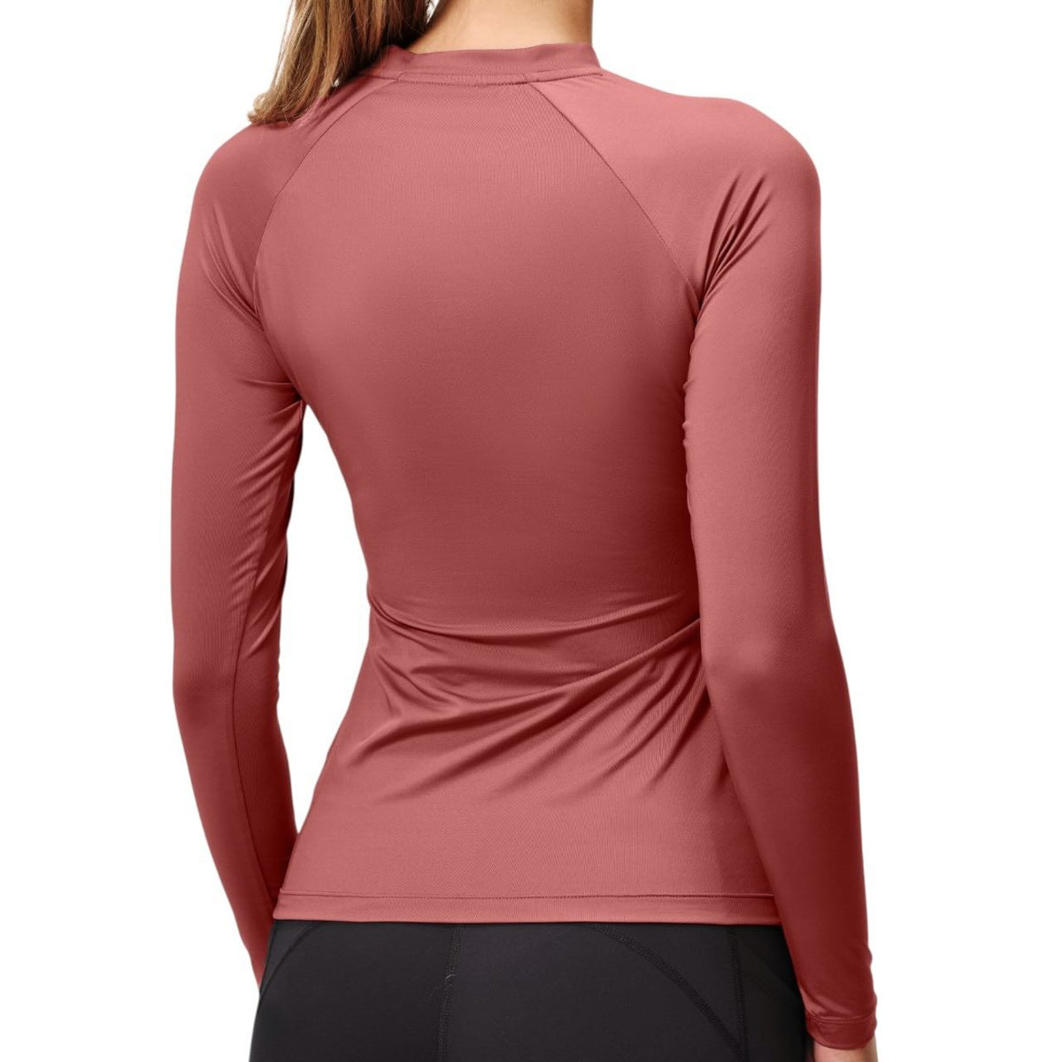 Baselayer Damen Langarm Dynamic Amber Rose Longsleeve, Amber Rose, Person trägt das Oberteil von hinten.
