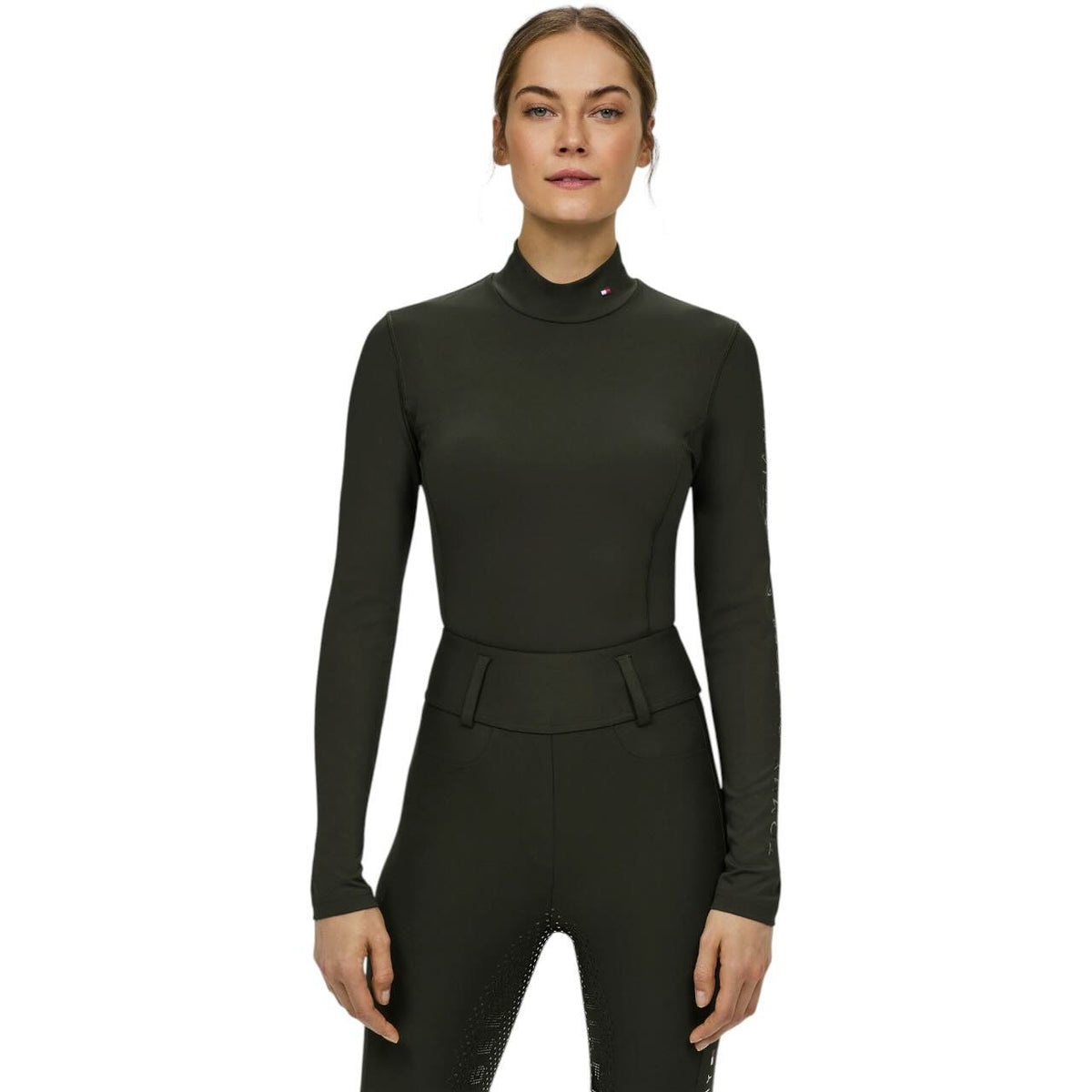 Tommy Hilfiger Equestrian Baselayer Damen Langarm Eva HW 2025 Longsleeve, dunkles Grün, Model trägt das Produkt.