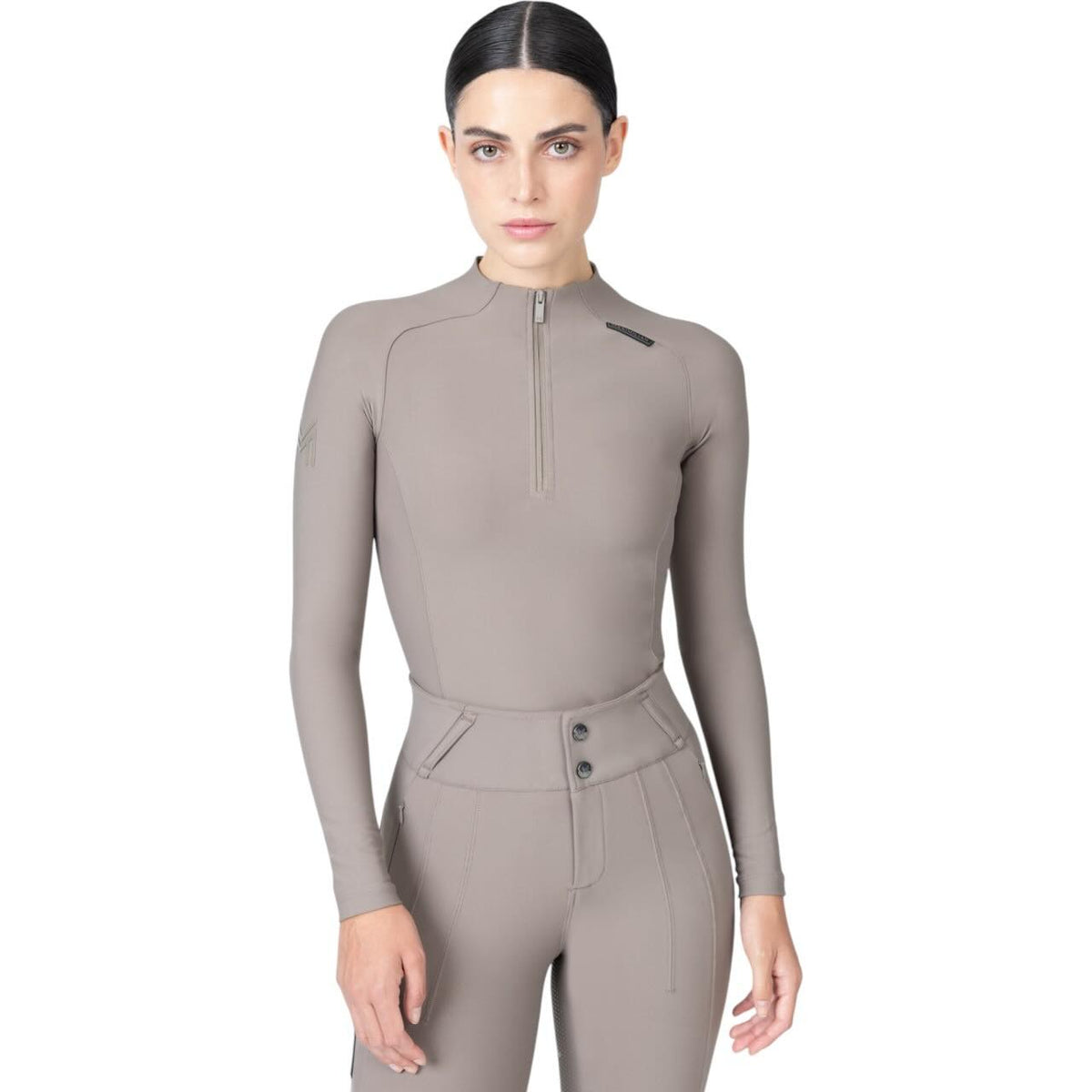 Maximilian Equestrian Baselayer Damen Langarm Origin Longsleeve, Taupe, Frau trägt das Produkt.