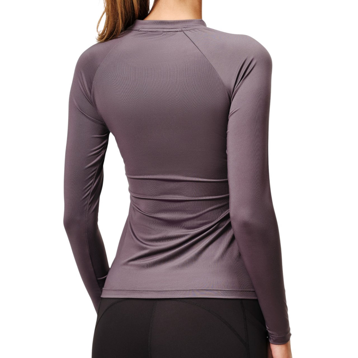 Baselayer Damen Langarm Dynamic Dark Violet Longsleeve, Dark Violet, Person trägt das Longsleeve von hinten.