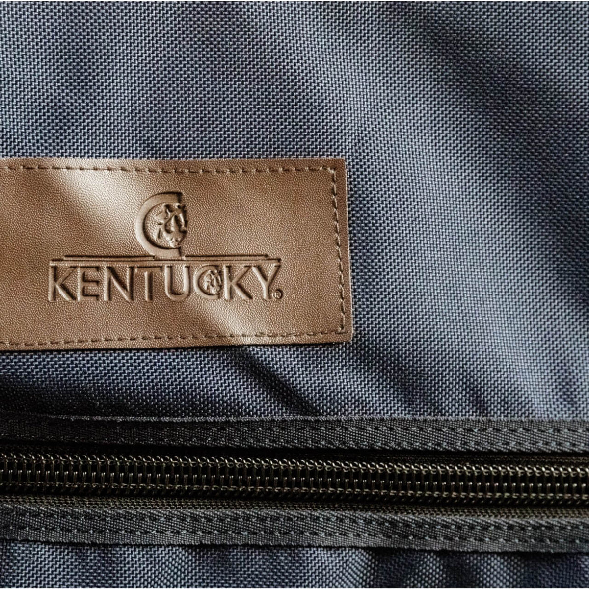Kentucky Horsewear Überzug für Stanley Box Wasserfest Box Cover, Grau, Detailaufnahme mit Logo.