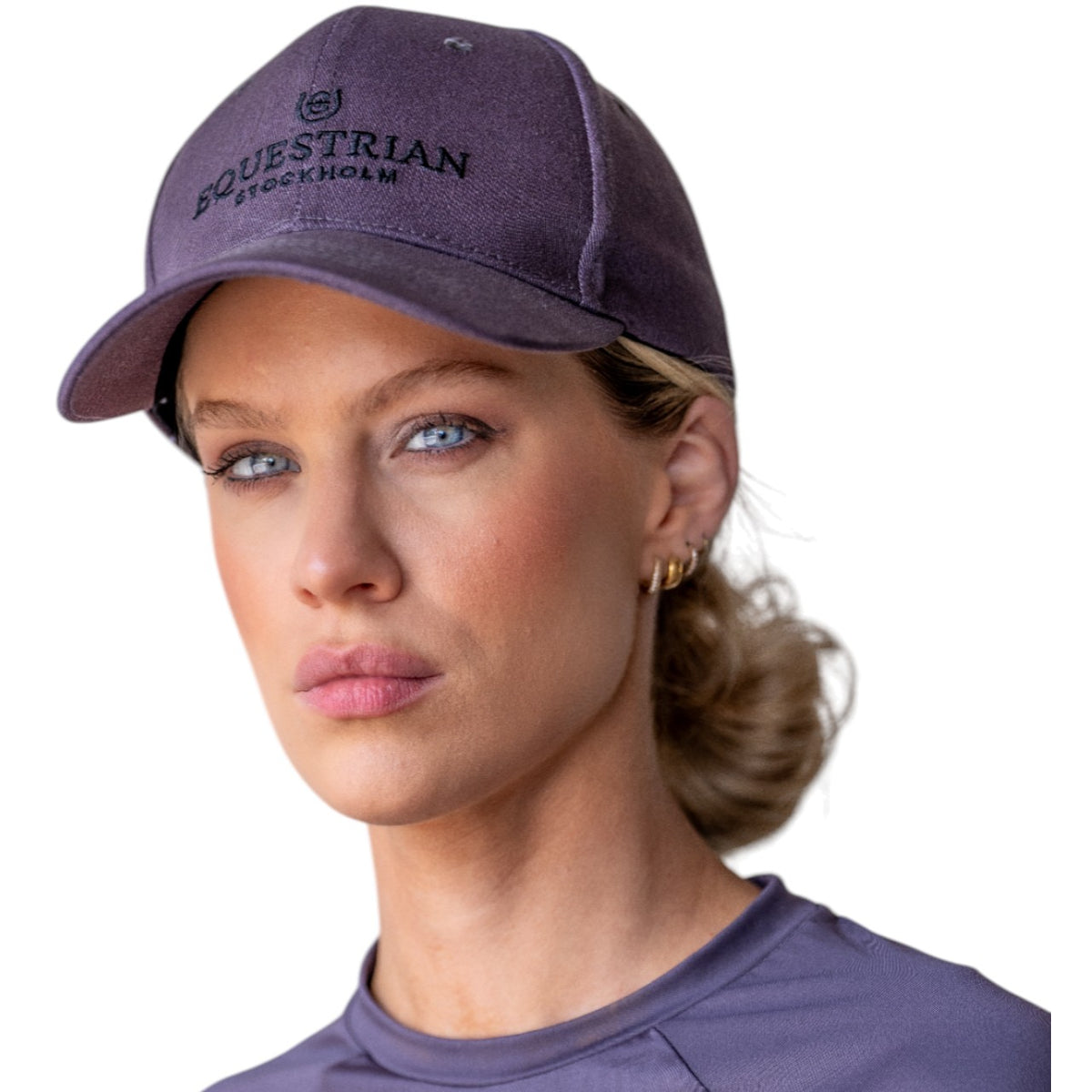 Equestrian Stockholm Cap Dark Violet Kappe, Dark Violet, Frau trägt die Cap.