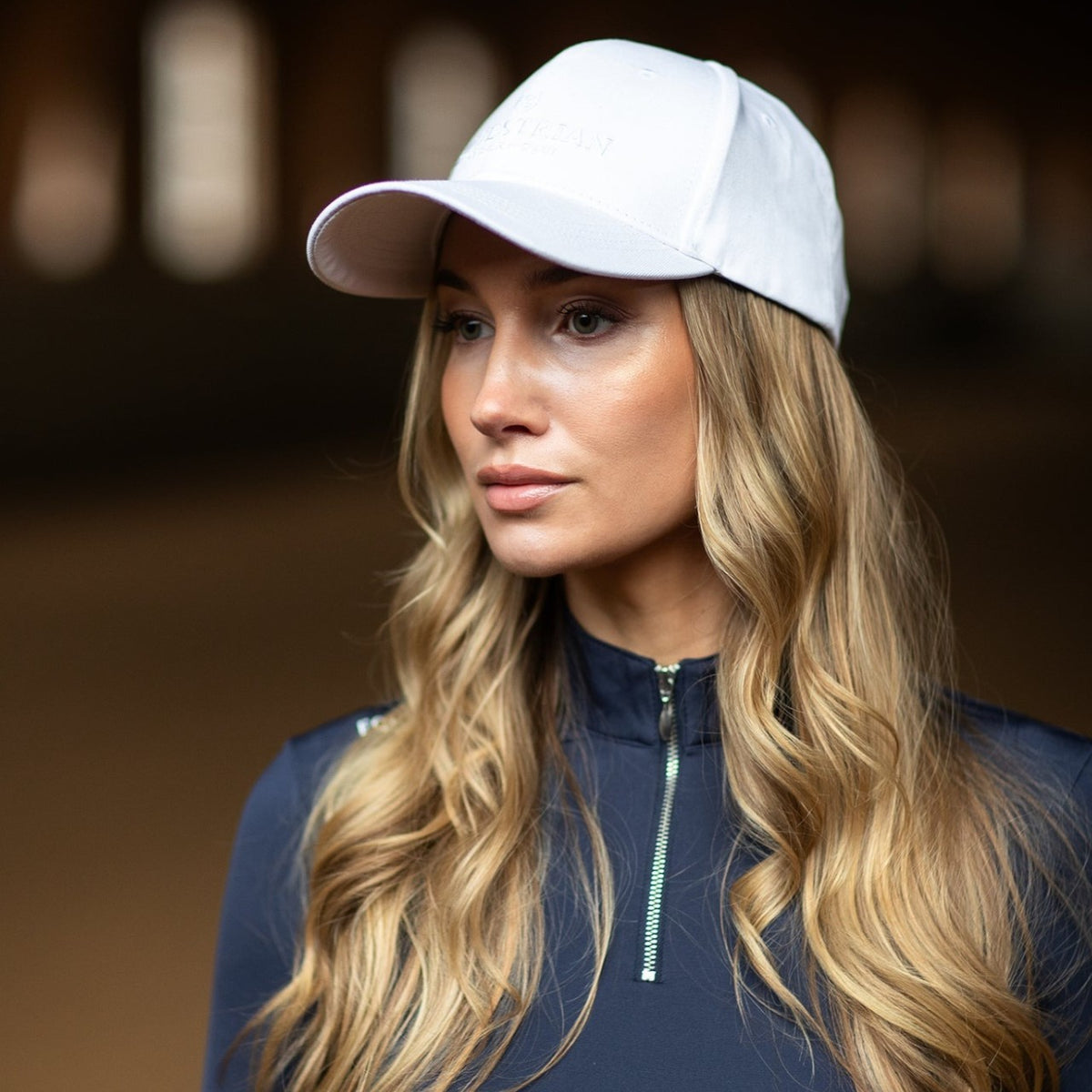 Cap Unisex White Kappe, Weiß, an einer Frau getragen.