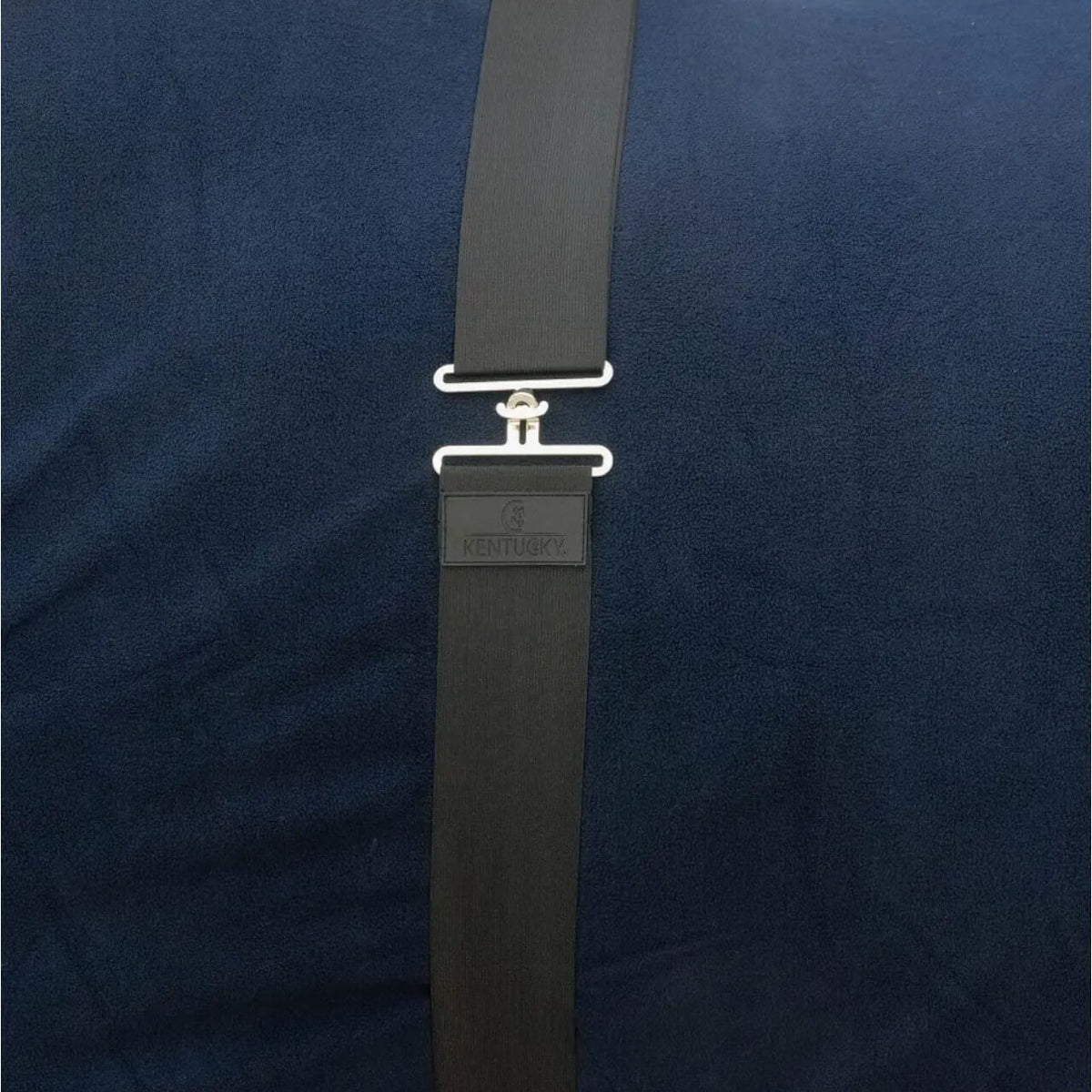 Kentucky Horsewear Deckengurt Elastic Rug belt, Schwarz, Detailaufnahme an einer Pferdedecke.
