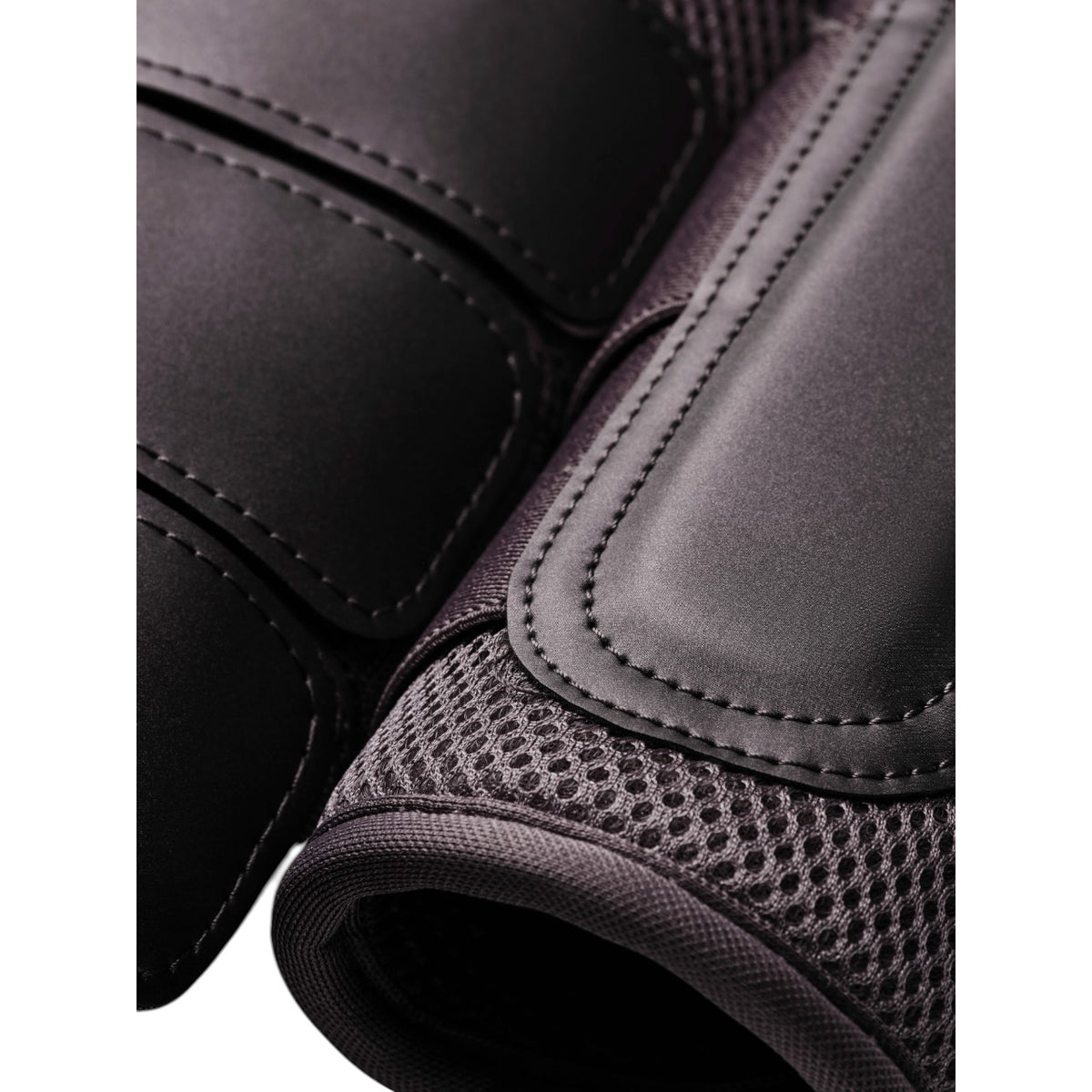 Equestrian Stockholm Dressurgamaschen Dark Violet Gamaschen, Detailaufnahme der Gamaschen.