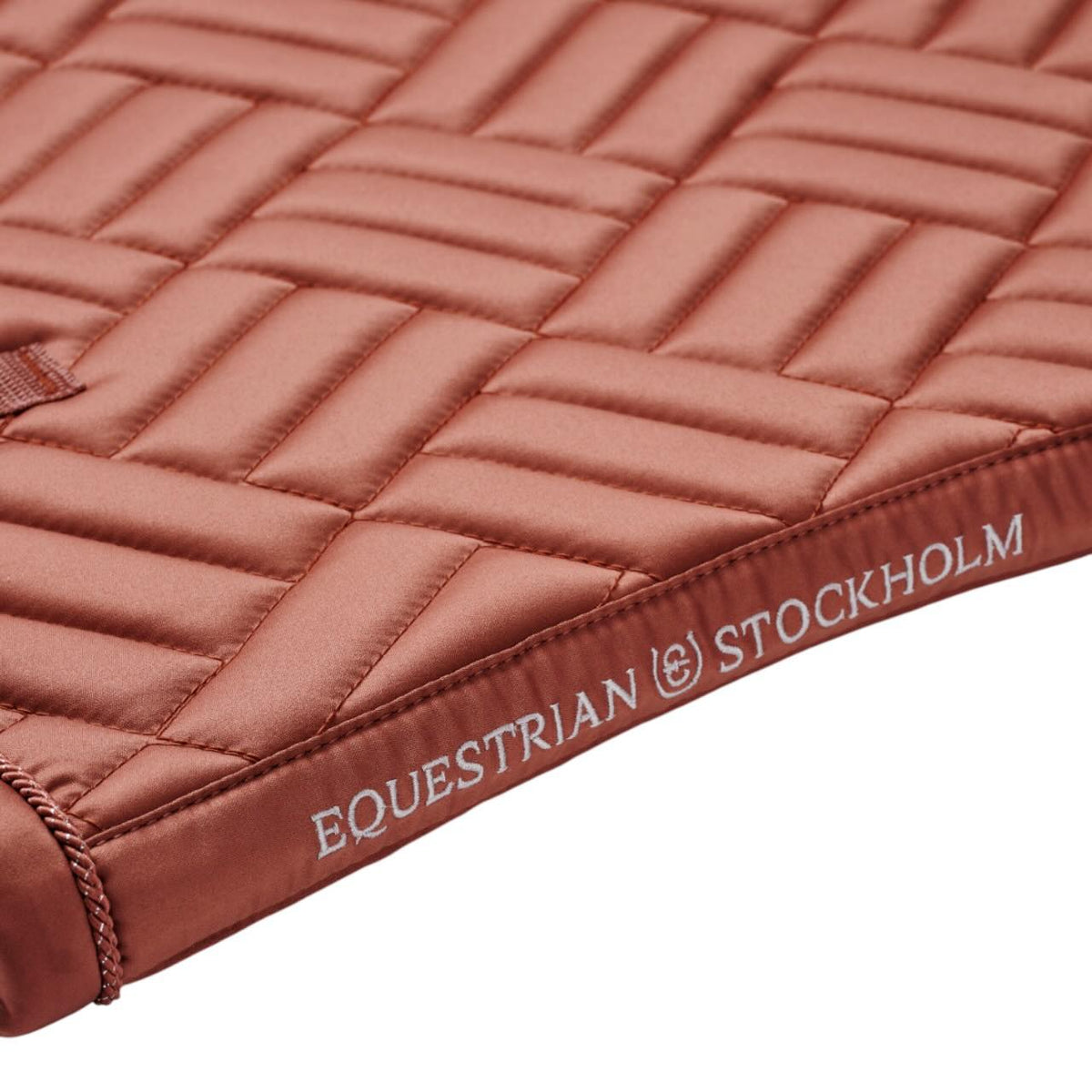 Equestrian Stockholm Dressurschabracke Coral Schabracke, Koralle, Detailaufnahme der Schabracke mit Logo.