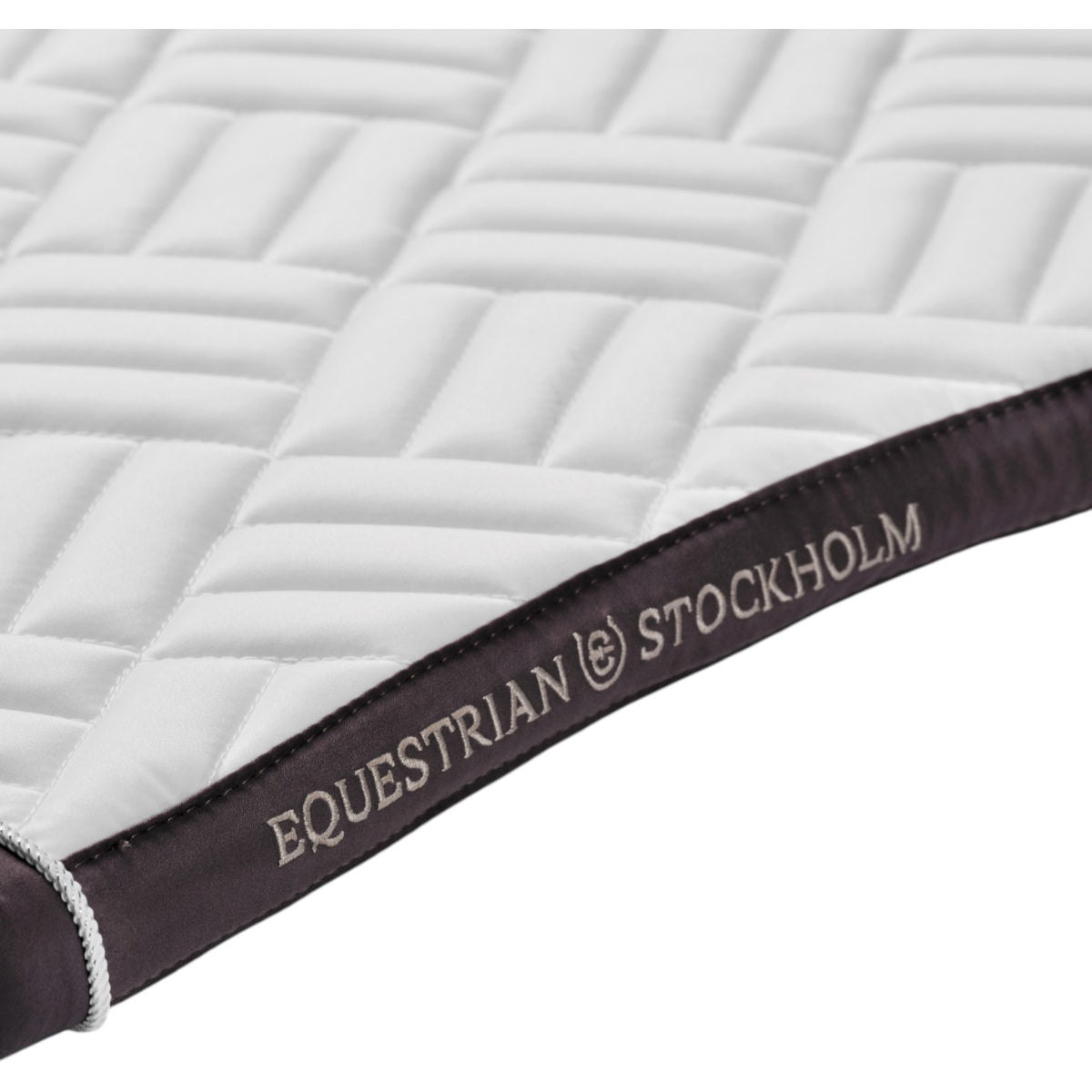 Equestrian Stockholm Dressurschabracke Modern White Dark Violet Schabracke, Weiß, Detailaufnahme.