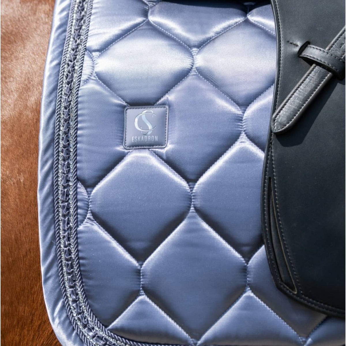 Eskadron Dressurschabracke Satin Frills Classic Sports FS26 Sattelunterlage, Silber, Detailaufnahme am Pferd.