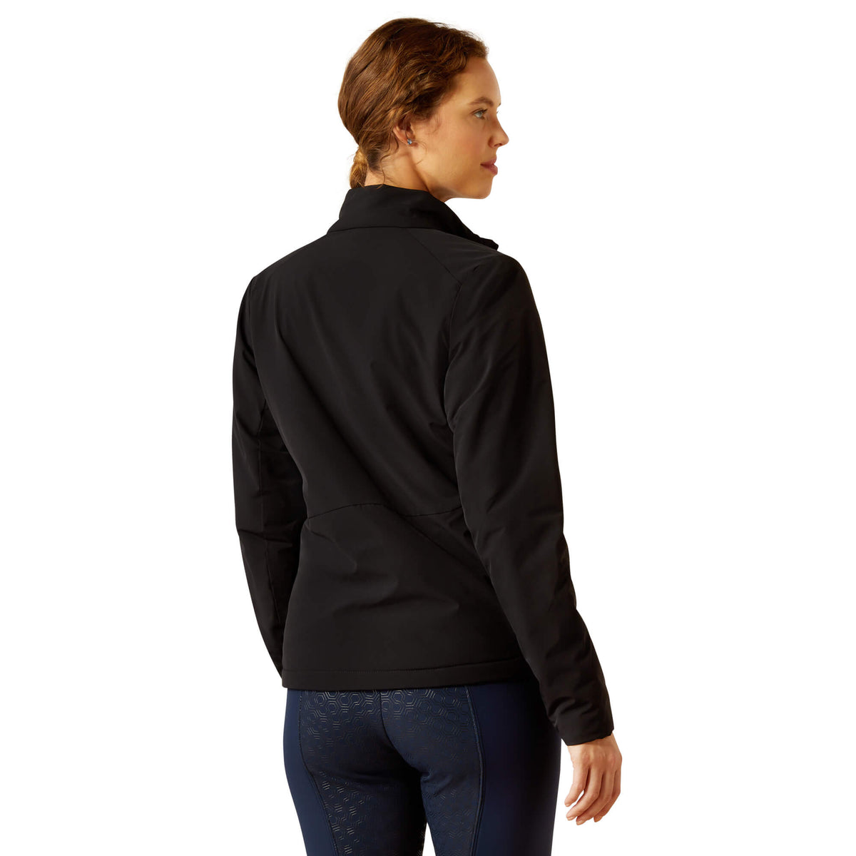 Ariat Softshelljacke Rion StretchShell Insulated Jacket, Schwarz, Modell von hinten getragen.