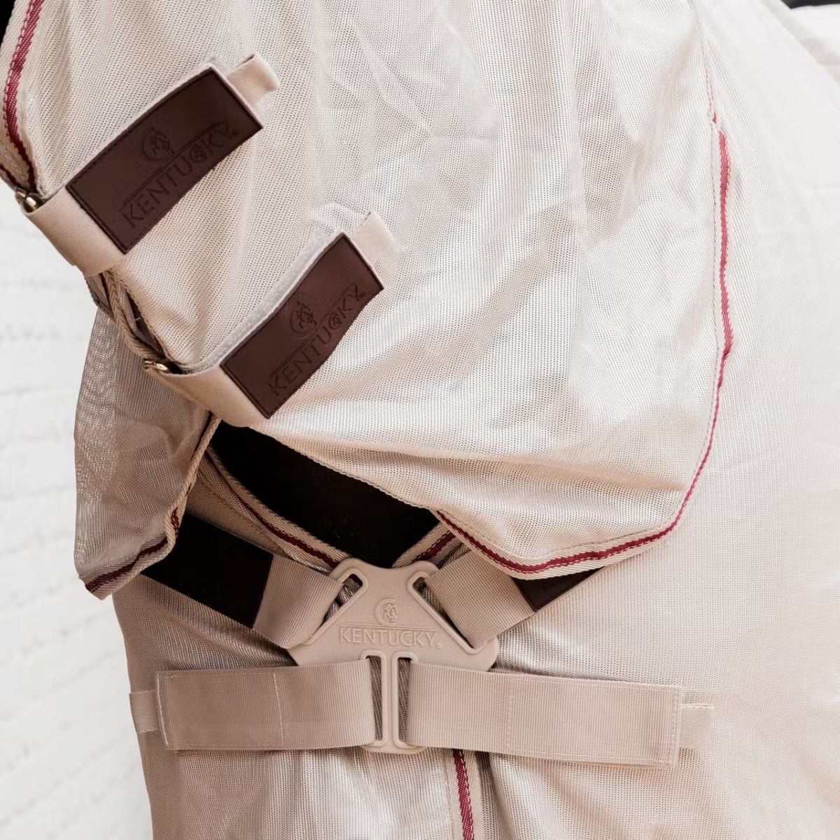 Kentucky Horsewear Fliegendecke Comfort Classic mit Halsteil & Bauch Decke, Beige, Detailaufnahme am Pferd.