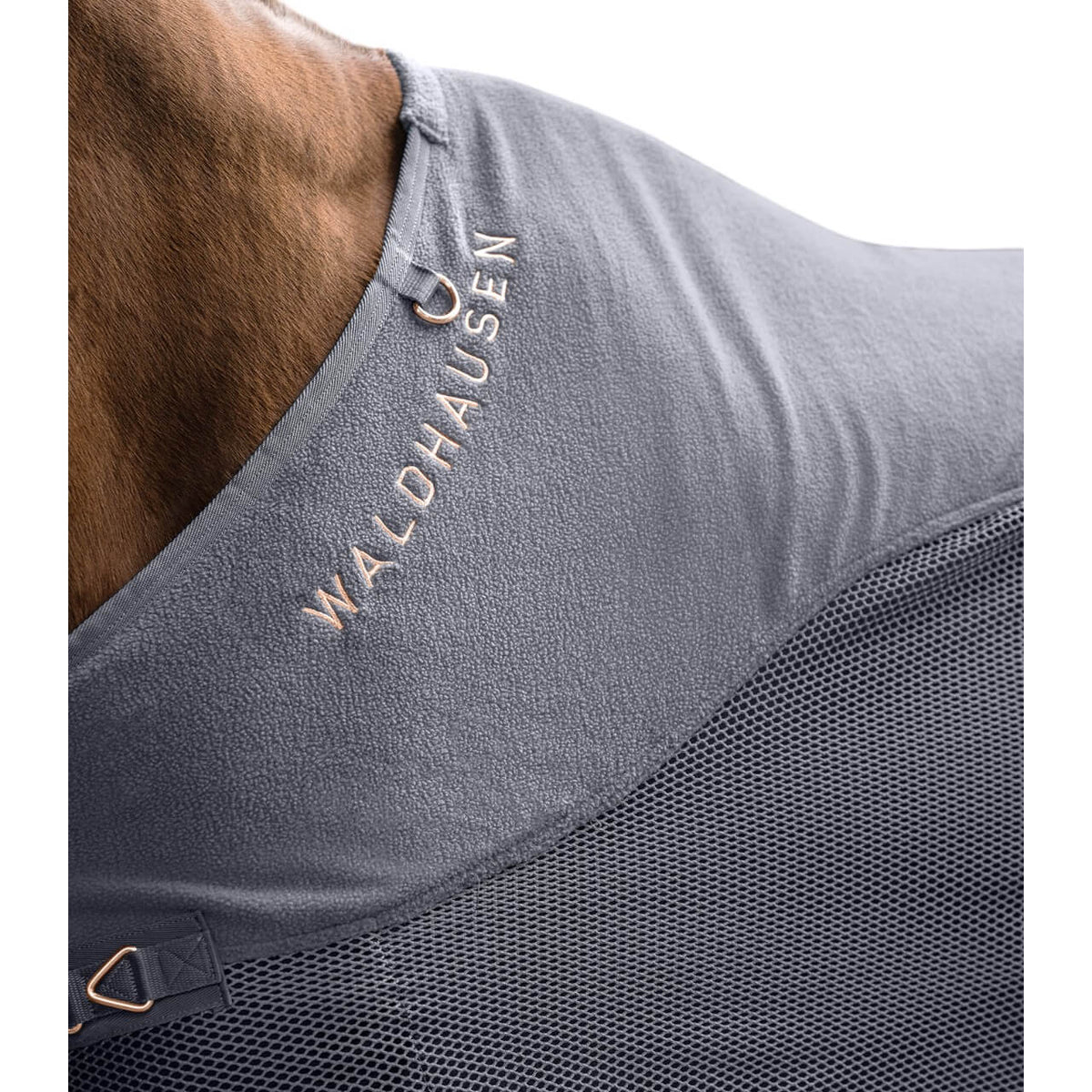 Waldhausen Fliegendecke Fleece Comfort, Grau, Detailaufnahme am Pferd.