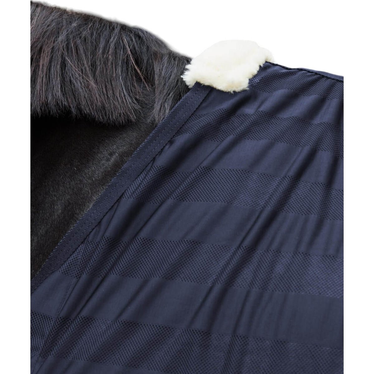 Kentucky Horsewear Fliegendecke Mesh Leicht Fliegenschutz, Midsummer Blue, Detailaufnahme am Pferd.