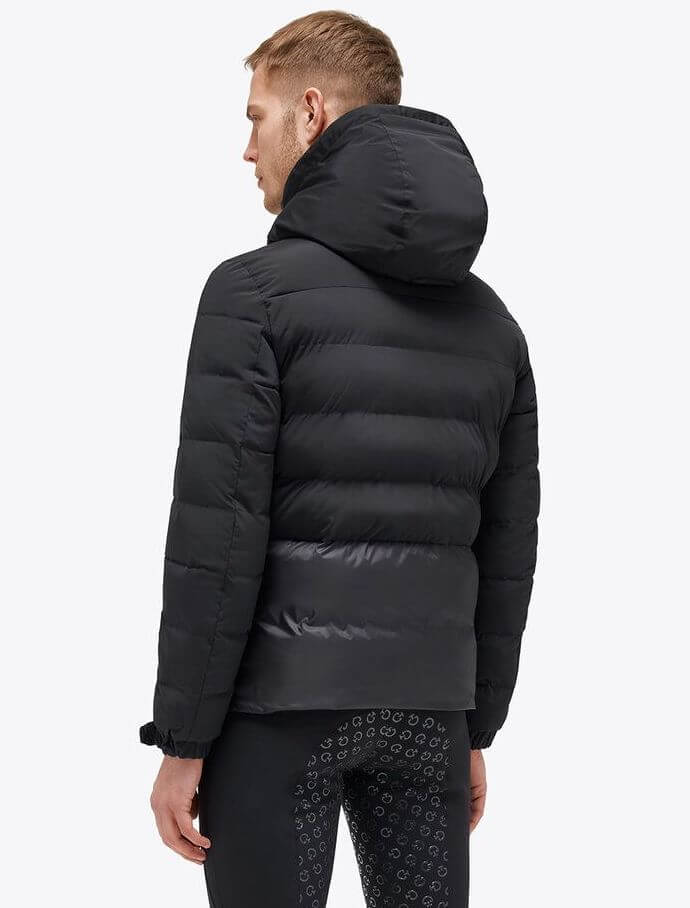 Daunenjacke Herren Hooded Nylon Puffer HW23, Schwarz, Mann trägt die Jacke von hinten.