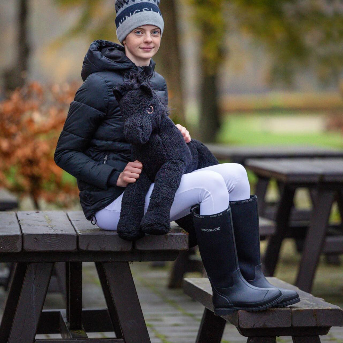 Kingsland Gummistiefel Damen KLMaria HW 2025 Stiefel, schwarze Gummistiefel, an Person im Sitzen.