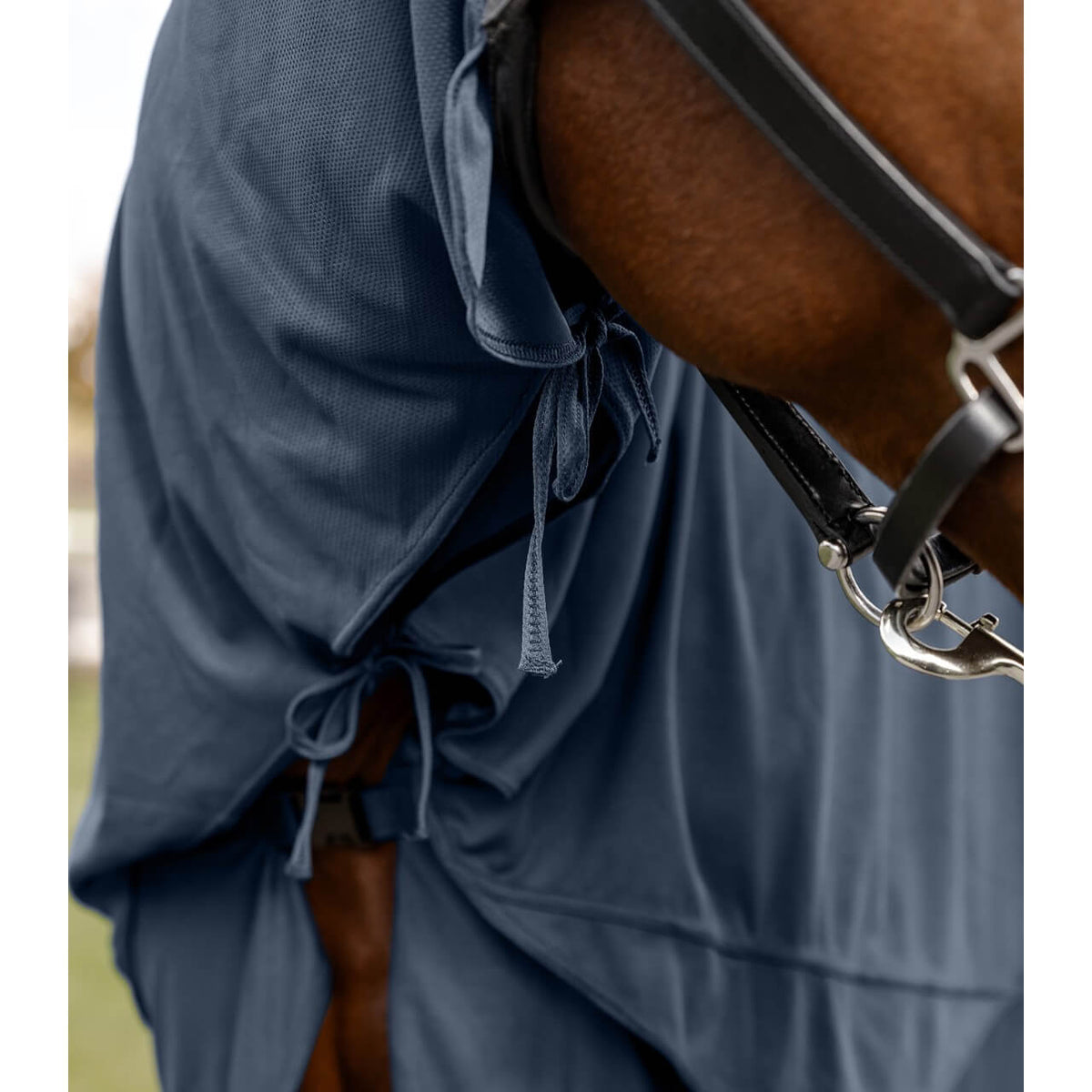 Waldhausen Halsteil Ice Layer Neck Cover, Navy, Detailaufnahme am Pferd getragen.
