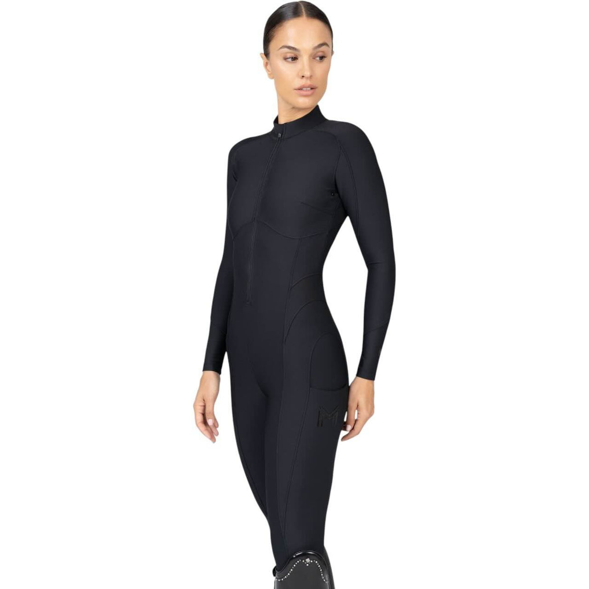 Maximilian Equestrian Jumpsuit Damen Full-Grip Riding Overall, Schwarz, Person trägt das Produkt.