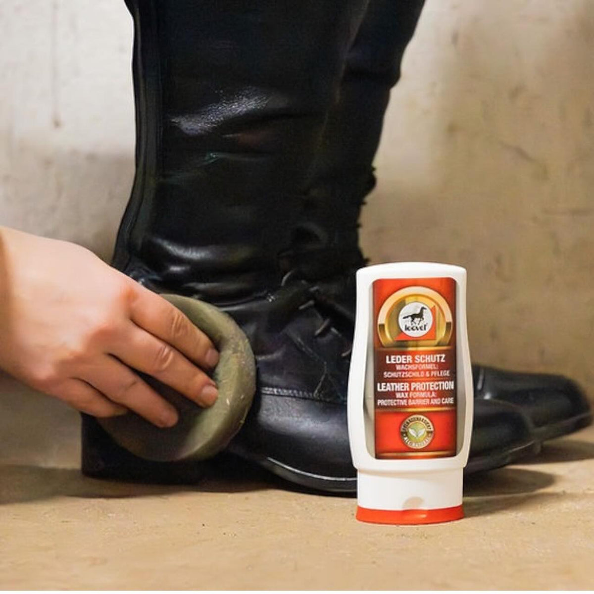 Leovet Leder Schutz Reitstiefel Lederpflege, Detailaufnahme an Reitstiefeln mit Auftragung.