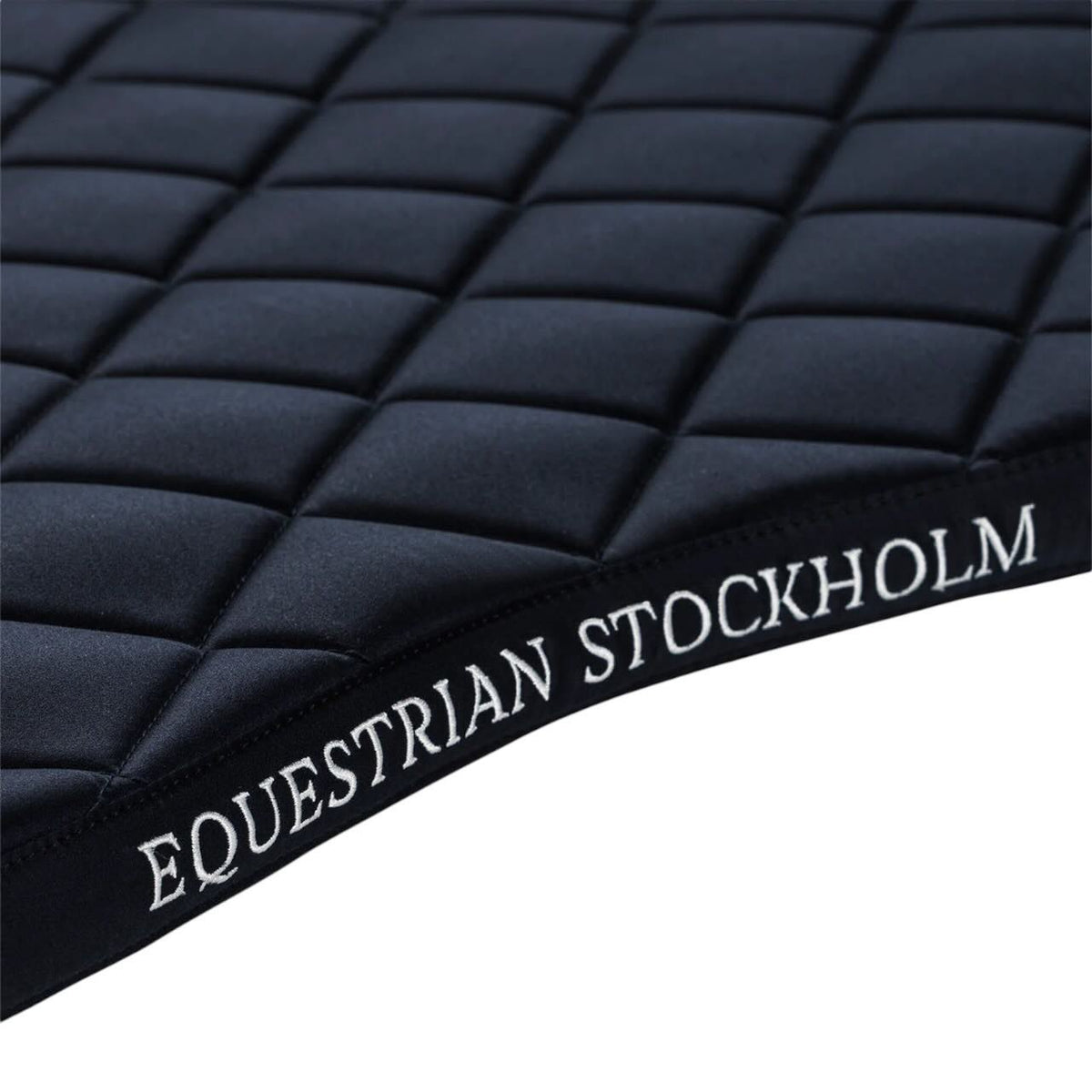 Equestrian Stockholm Springschabracke Line Midnight Blue Schabracke, Midnight Blue, Detailaufnahme des Steppmusters und Logos.