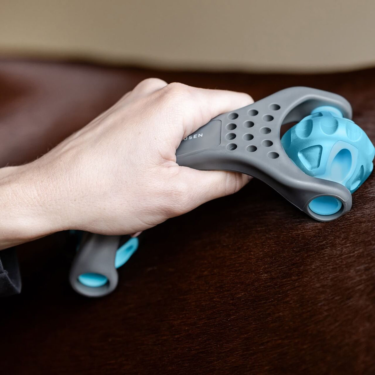 Waldhausen Massageroller Health & Care Relax Roller, Grau Blau, Hand benutzt den Massageroller am Pferd.