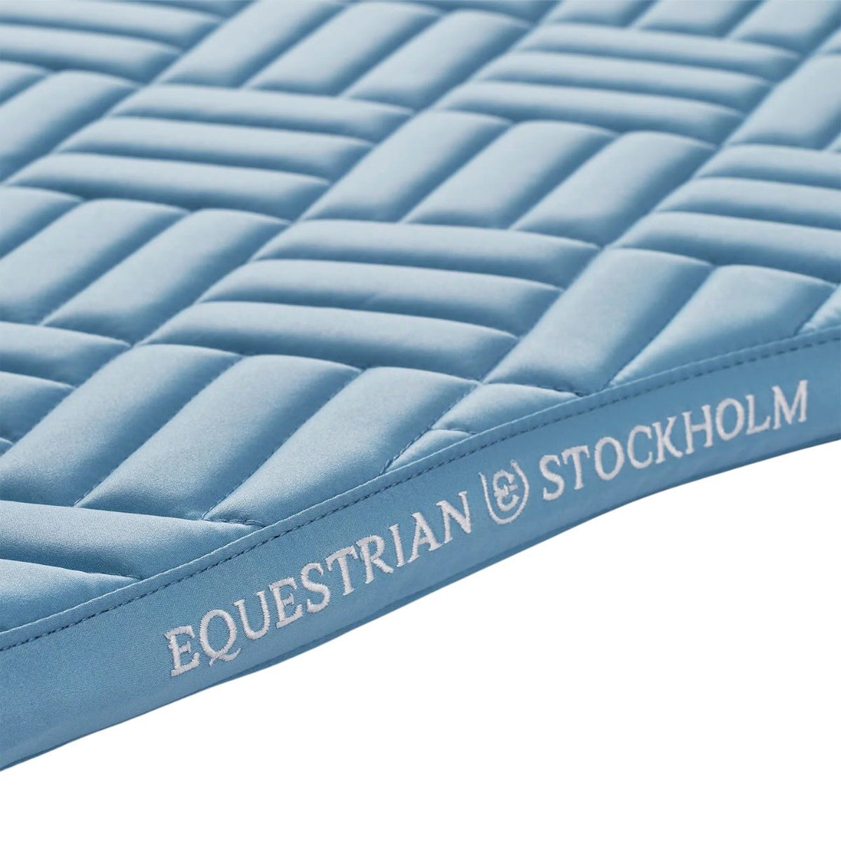 Springschabracke Modern Midsummer Blue Schabracke, Midsummer Blue, Detailaufnahme der Schabracke mit Equestrian Stockholm-Schriftzug.