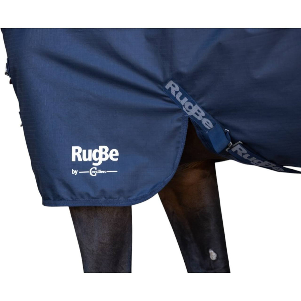 RugBe Outdoordecke 200g RugBe Winterdecke, Navy, Detailaufnahme am Pferd.