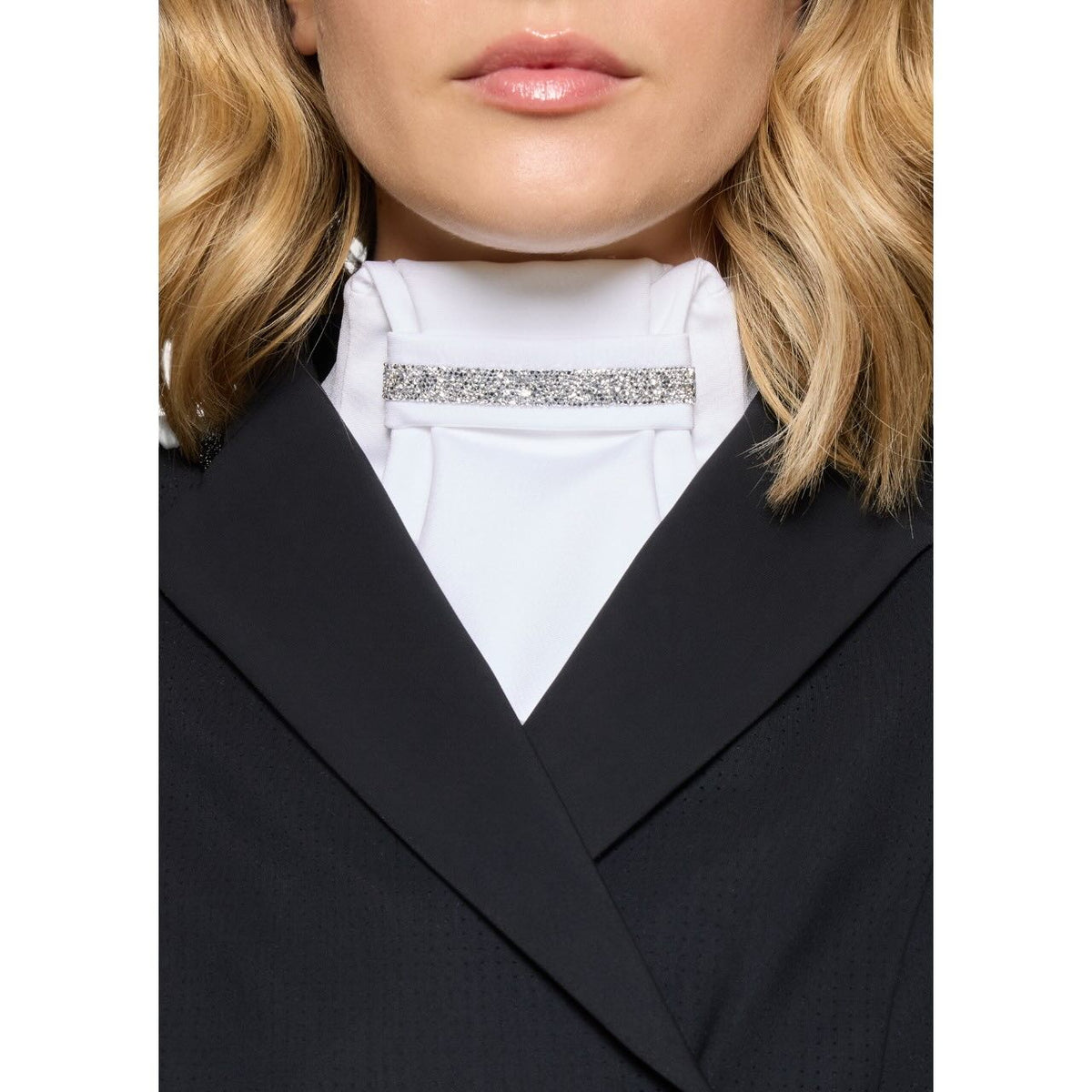 Samshield Plastron Damen Premium FS 2026 Turnierplastron, Weiß, Detailaufnahme am Hals einer Reiterin.