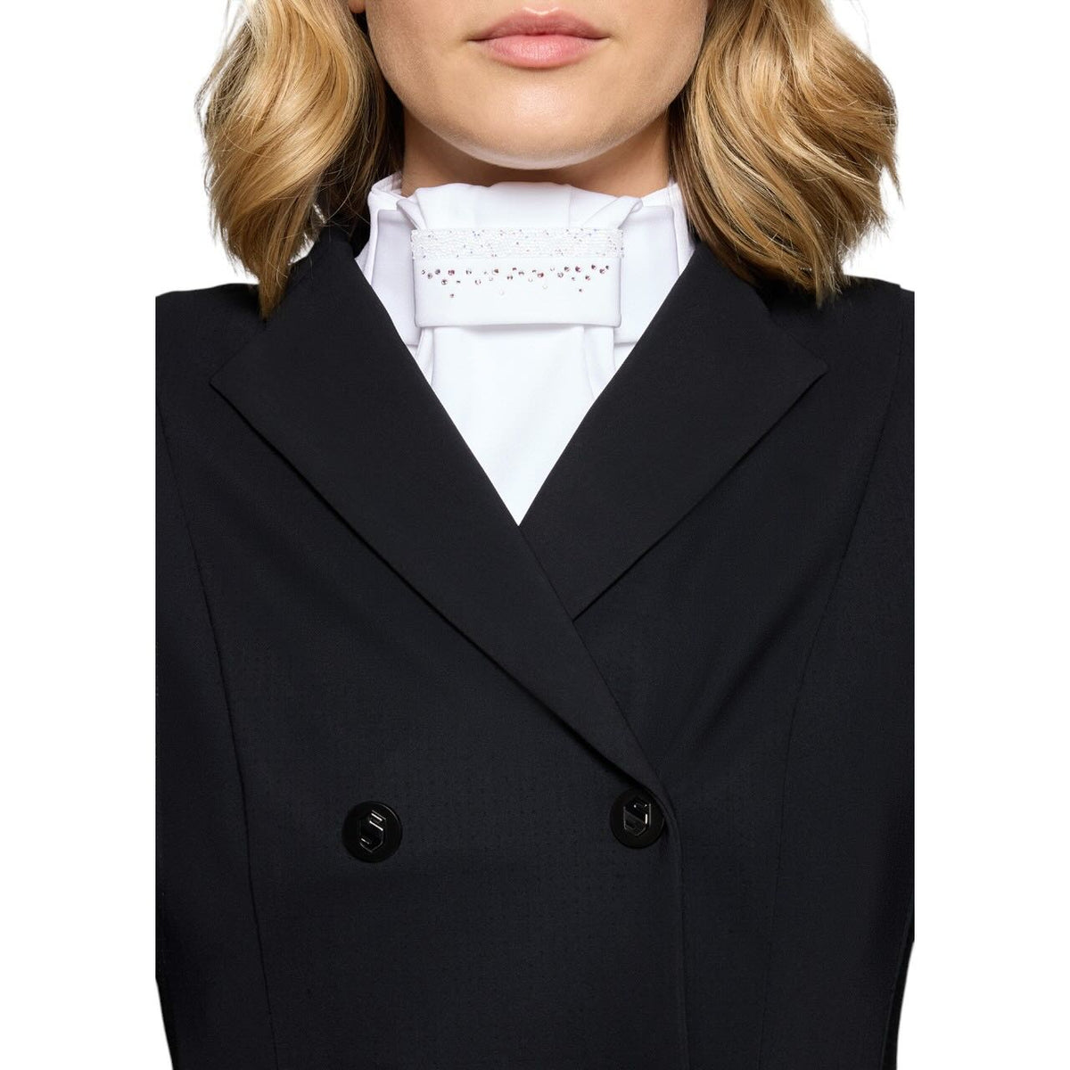 Samshield Plastron Damen Premium Rain FS 2026 Turnierplastron, Weiß, Reiterin trägt es unter einem schwarzen Turnierjacket.