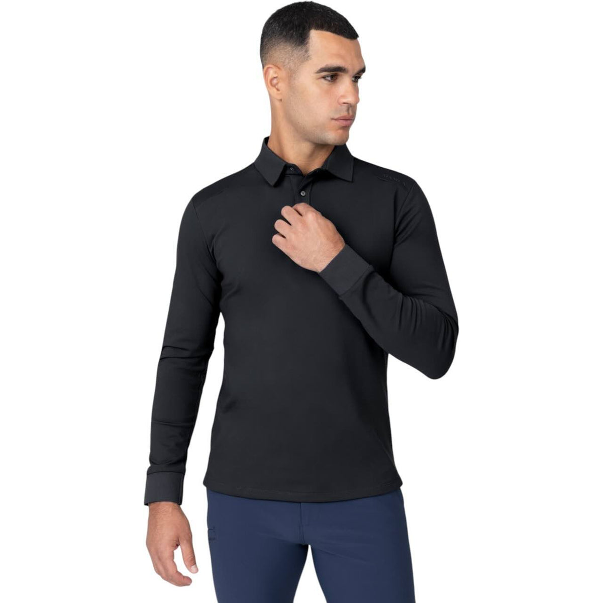 Maximilian Equestrian Polo-Shirt Herren Langarm Volt Shirt, Schwarz, Mann trägt das Produkt.