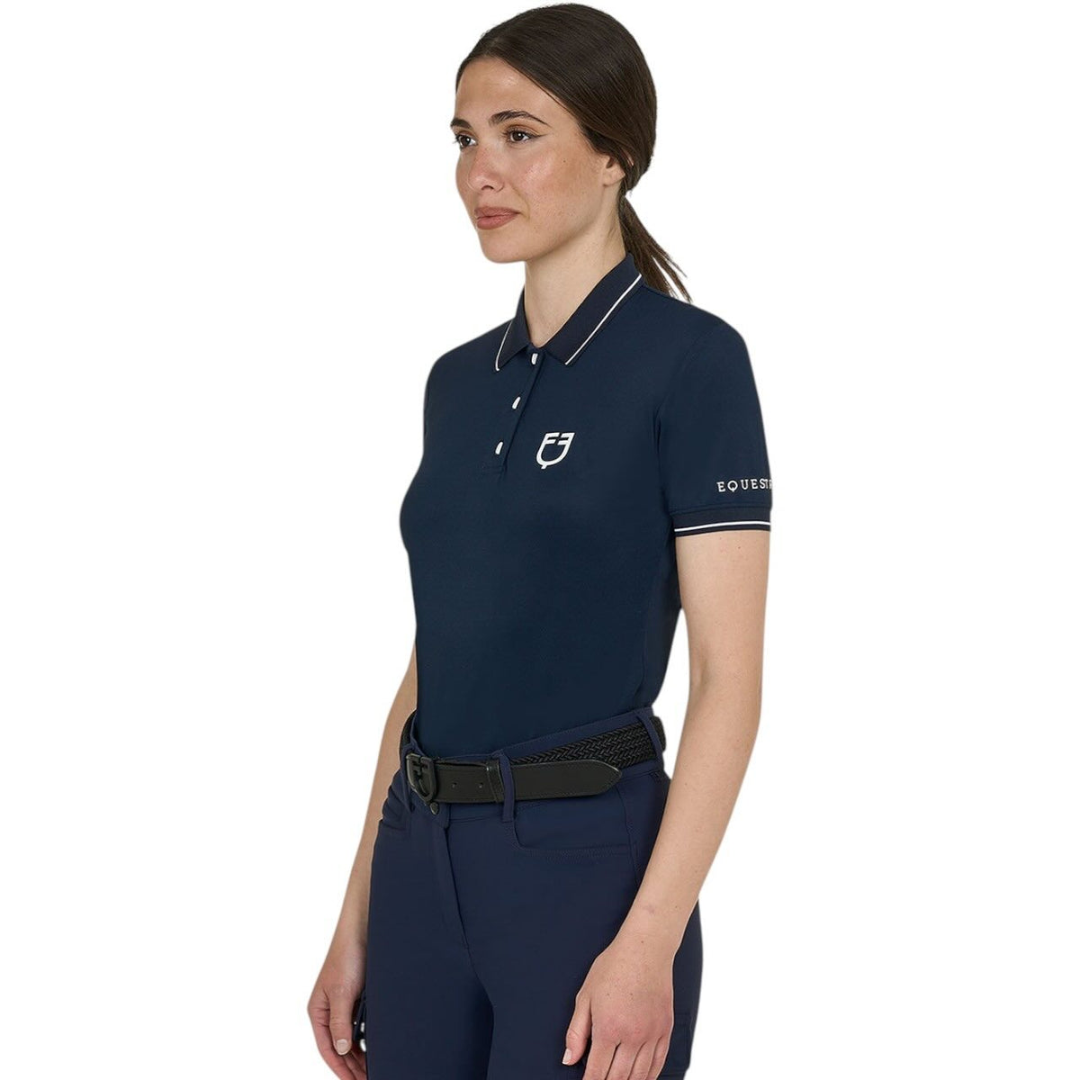 Equestro Poloshirt Damen FS 2026 T-Shirt, Dunkelblau, Frau trägt das Poloshirt.