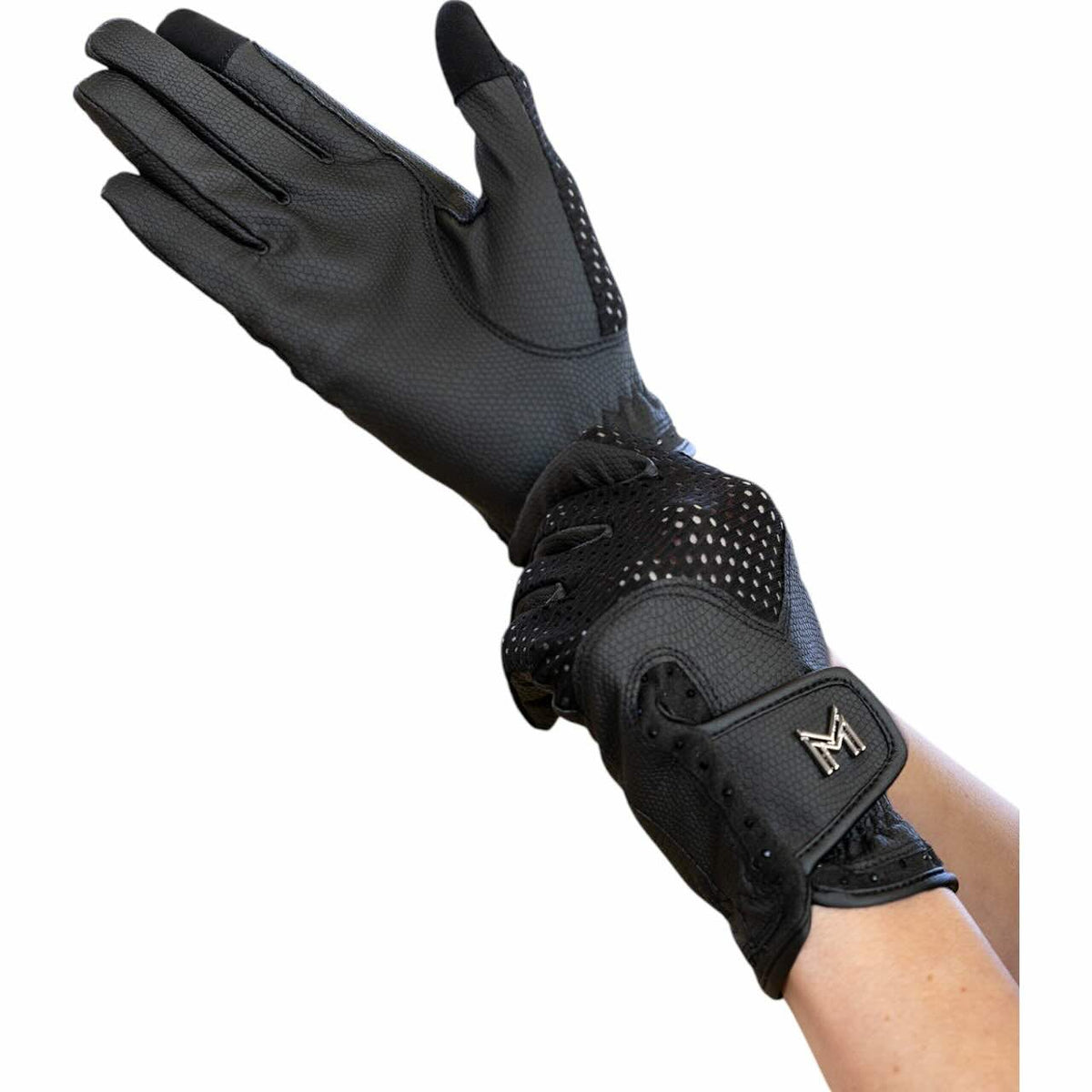 Reithandschuh Ava Handschuhe, Schwarz, an einer Hand getragen.