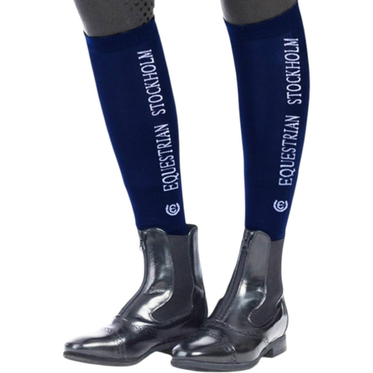 Equestrian Stockholm Reitsocken Bamboo Blend Strümpfe, Midnight Blue, an Reitstiefeln getragen.