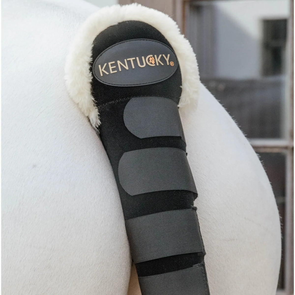Kentucky Horsewear Schweifschoner Fell Schweifschutz, Schwarz, Detailaufnahme am Pferdeschweif.