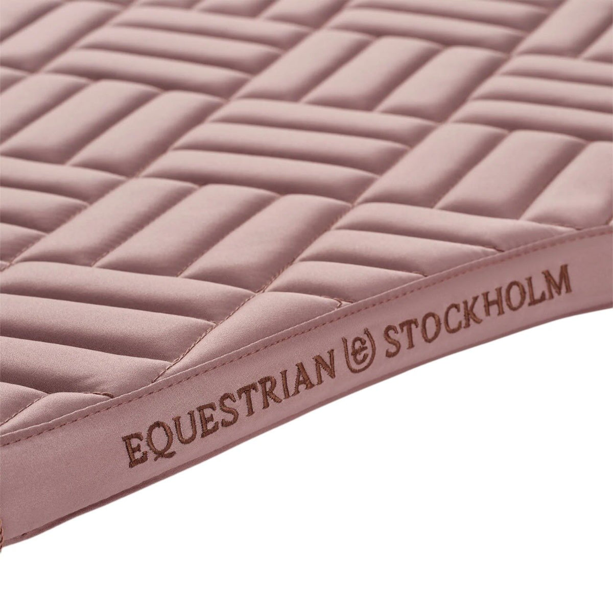 Springschabracke Modern Midsummer Blush Schabracke, Blush Pink, Detailaufnahme der Schabracke mit EQUESTRIAN STOCKHOLM.