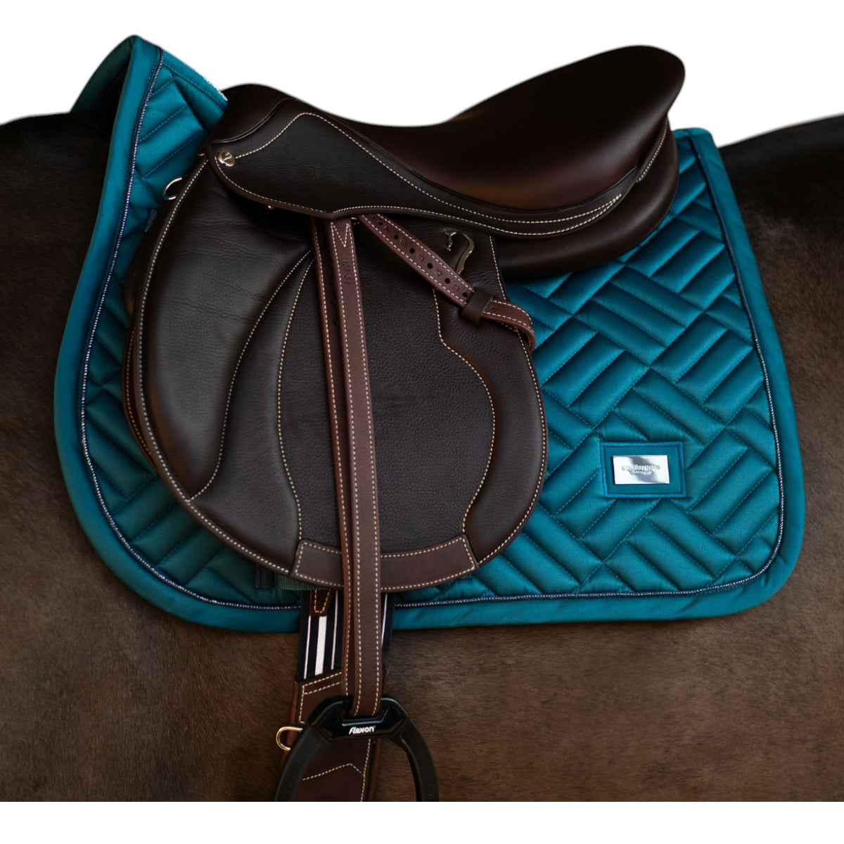 Springschabracke Modern Teal Blue Schabracke, Teal Blue, auf einem gesattelten Pferd.