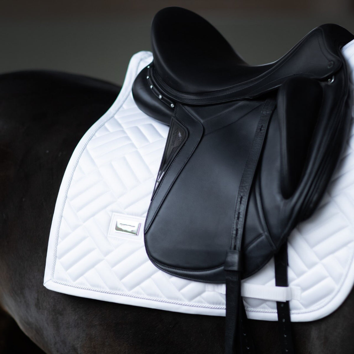 Equestrian Stockholm Springschabracke Modern White Perfection Silver Schabracke, Weiß, auf Pferd unter Sattel.