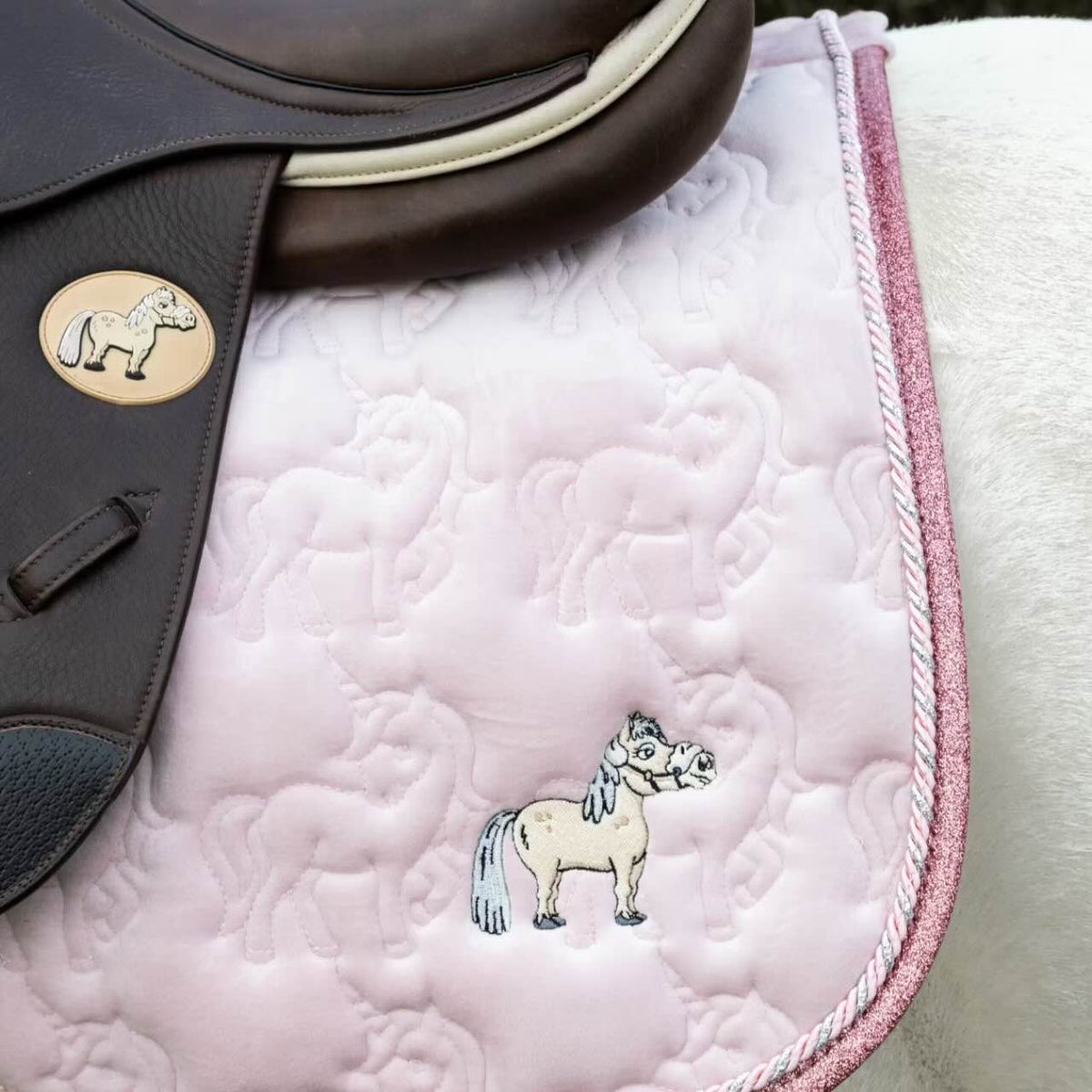 Springschabracke Unicorn Glitter Schabracke, Rosa, Detailaufnahme auf Pferd unter Sattel.