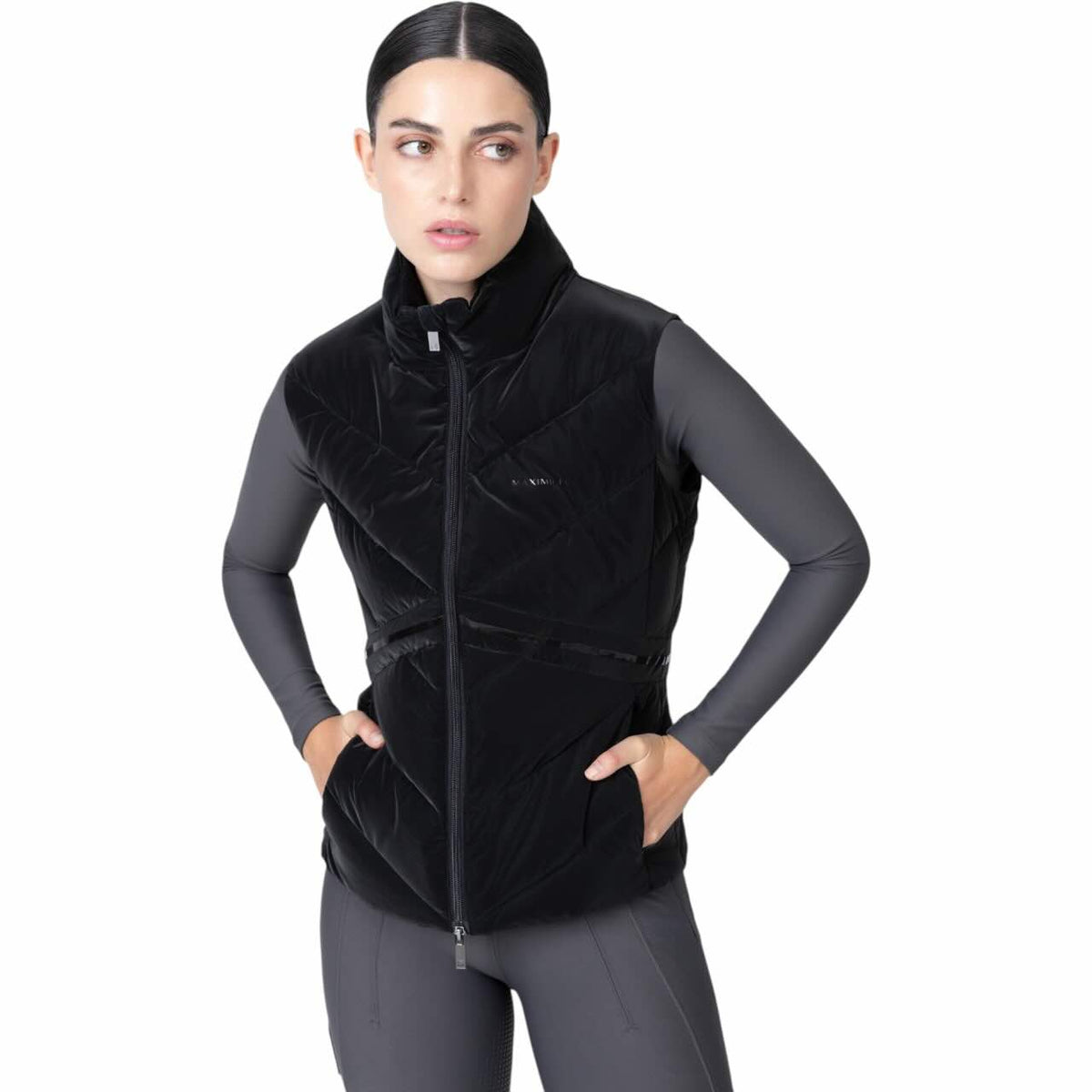 Maximilian Equestrian Steppweste Damen Astro Puffer-Weste, Schwarz, Person trägt sie.