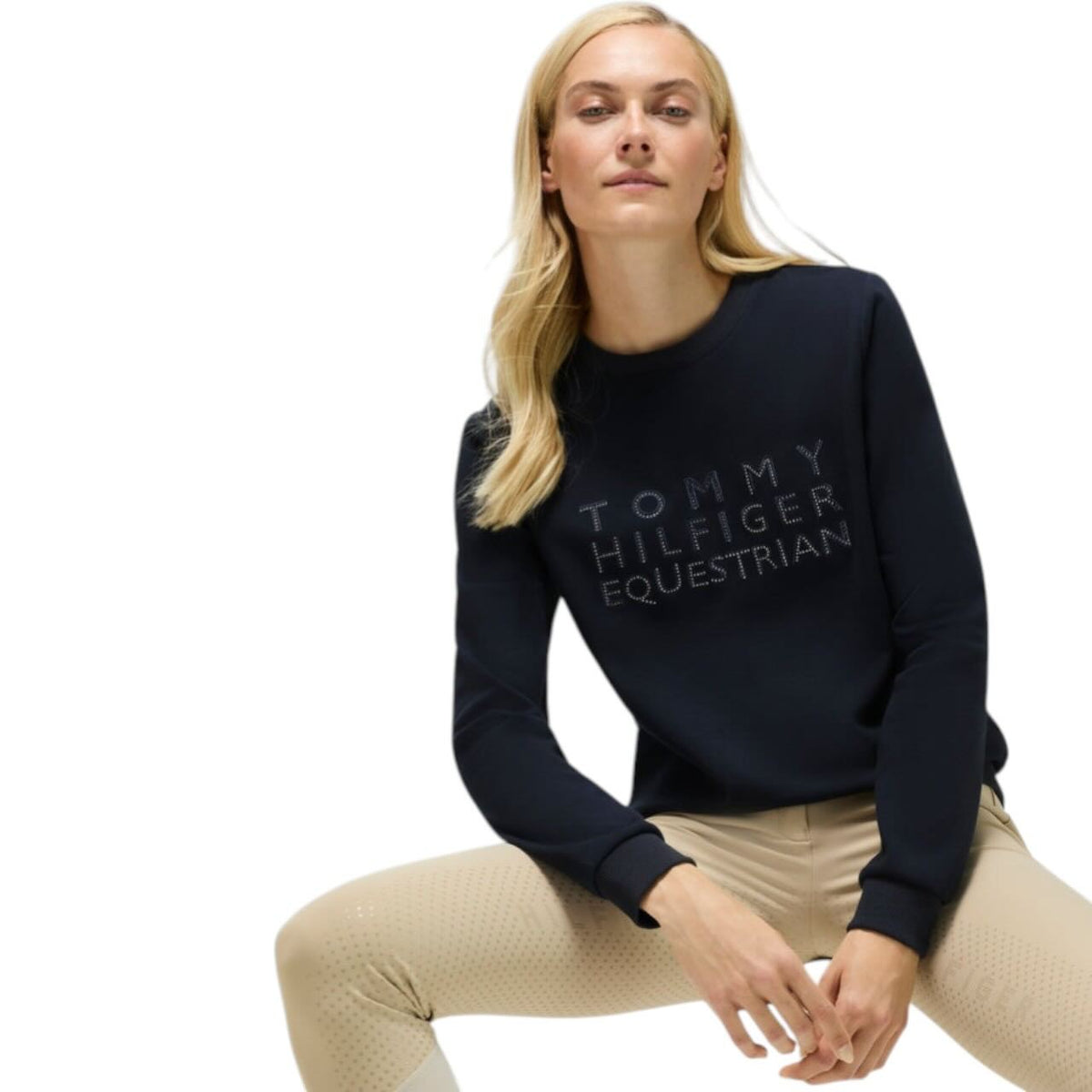 Tommy Hilfiger Equestrian Sweatshirt Damen Belair Strass FS 2026 Pullover, Navy, Frau trägt das Sweatshirt.