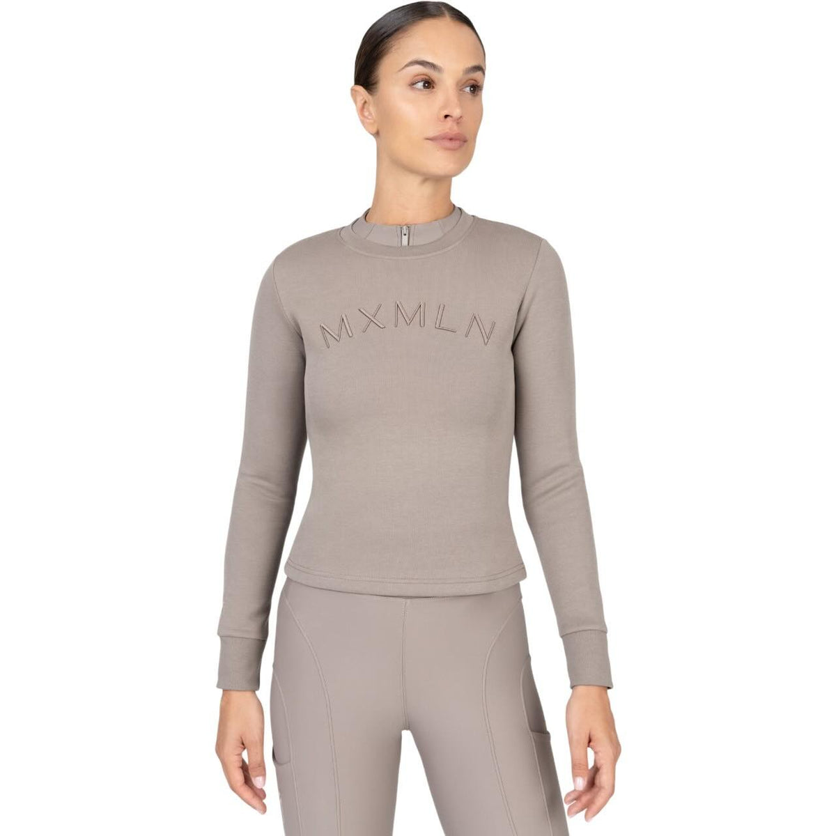 Maximilian Equestrian Sweatshirt Damen Sync Langarmshirt, Taupe, Person trägt das Produkt.