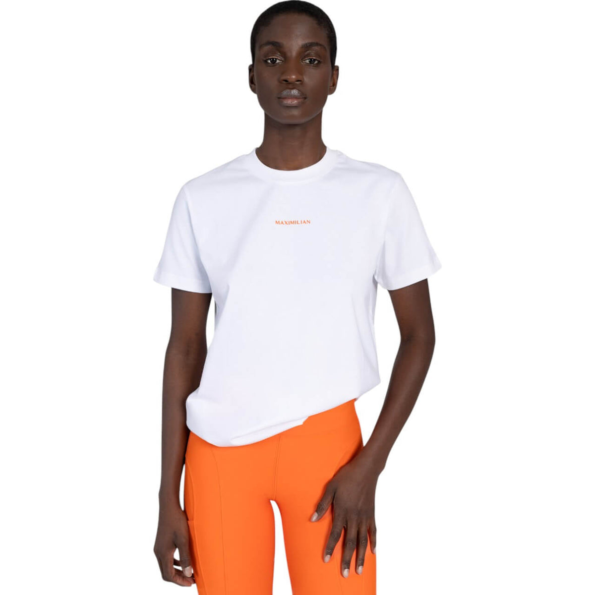 T-Shirt Unisex Symbol Shirt, Tangerine/White, Model trägt das Shirt.